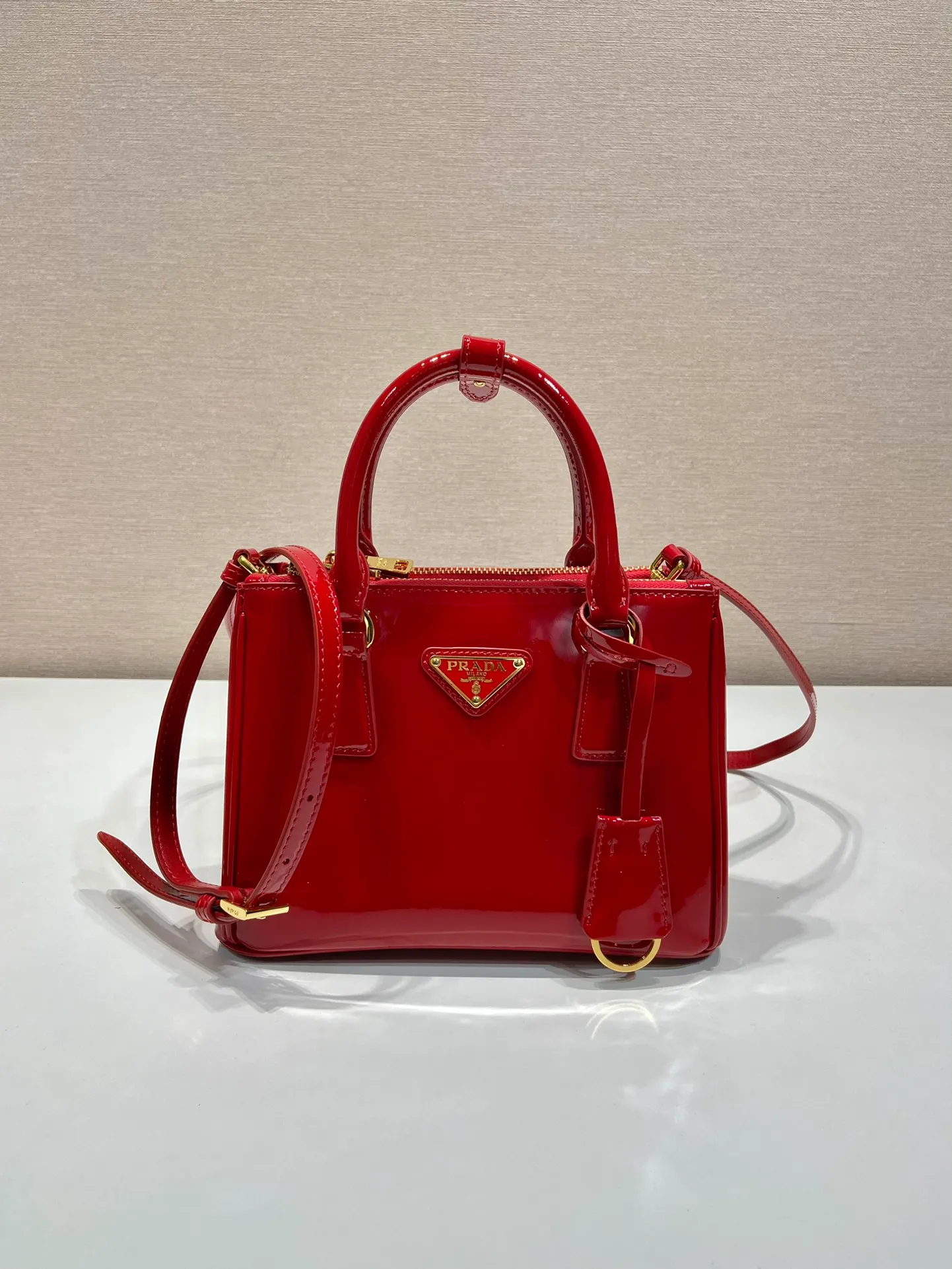 💰1700🎉mini killer🎉1BA906 patent leather🎉🎉 This Galleria handbag is made of imported patent leather, equipped with a detachable shoulder strap and top-grade brushed hardware👍👍. It is a unique interpretation of classic and timeless elegance. For beauties in the current era of fashionable small bags. It’s worth owning, it can be used easily for girls’ daily travel📱💄🚗🔑, it has a large capacity, is beautiful and practical🙊🙊It is a bag that will never go out of style anytime you use it😘😘Hurry up and get it👏👏 Length 20x Height 15x Bottom 9.5cm