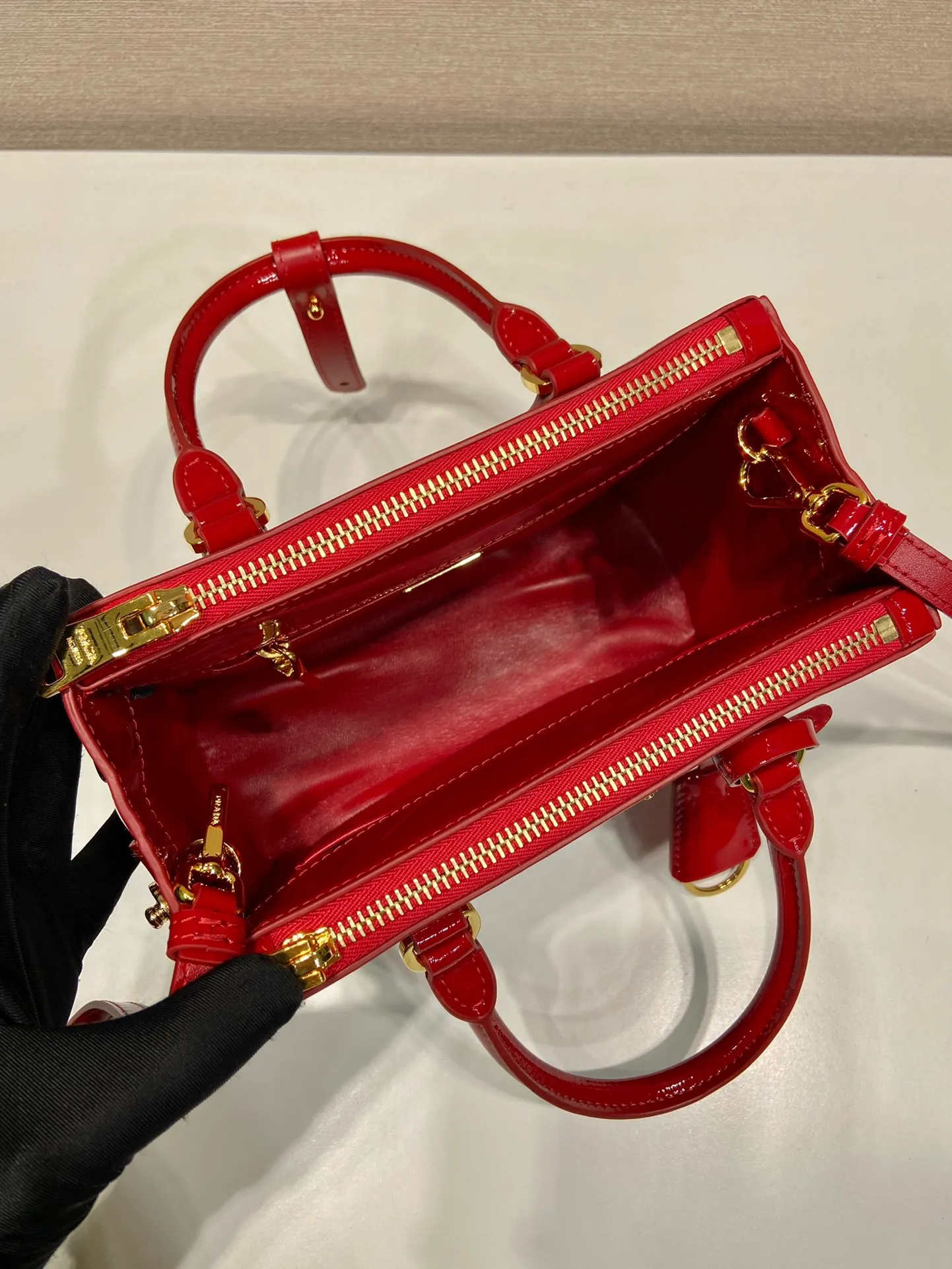 💰1700🎉mini killer🎉1BA906 patent leather🎉🎉 This Galleria handbag is made of imported patent leather, equipped with a detachable shoulder strap and top-grade brushed hardware👍👍. It is a unique interpretation of classic and timeless elegance. For beauties in the current era of fashionable small bags. It’s worth owning, it can be used easily for girls’ daily travel📱💄🚗🔑, it has a large capacity, is beautiful and practical🙊🙊It is a bag that will never go out of style anytime you use it😘😘Hurry up and get it👏👏 Length 20x Height 15x Bottom 9.5cm