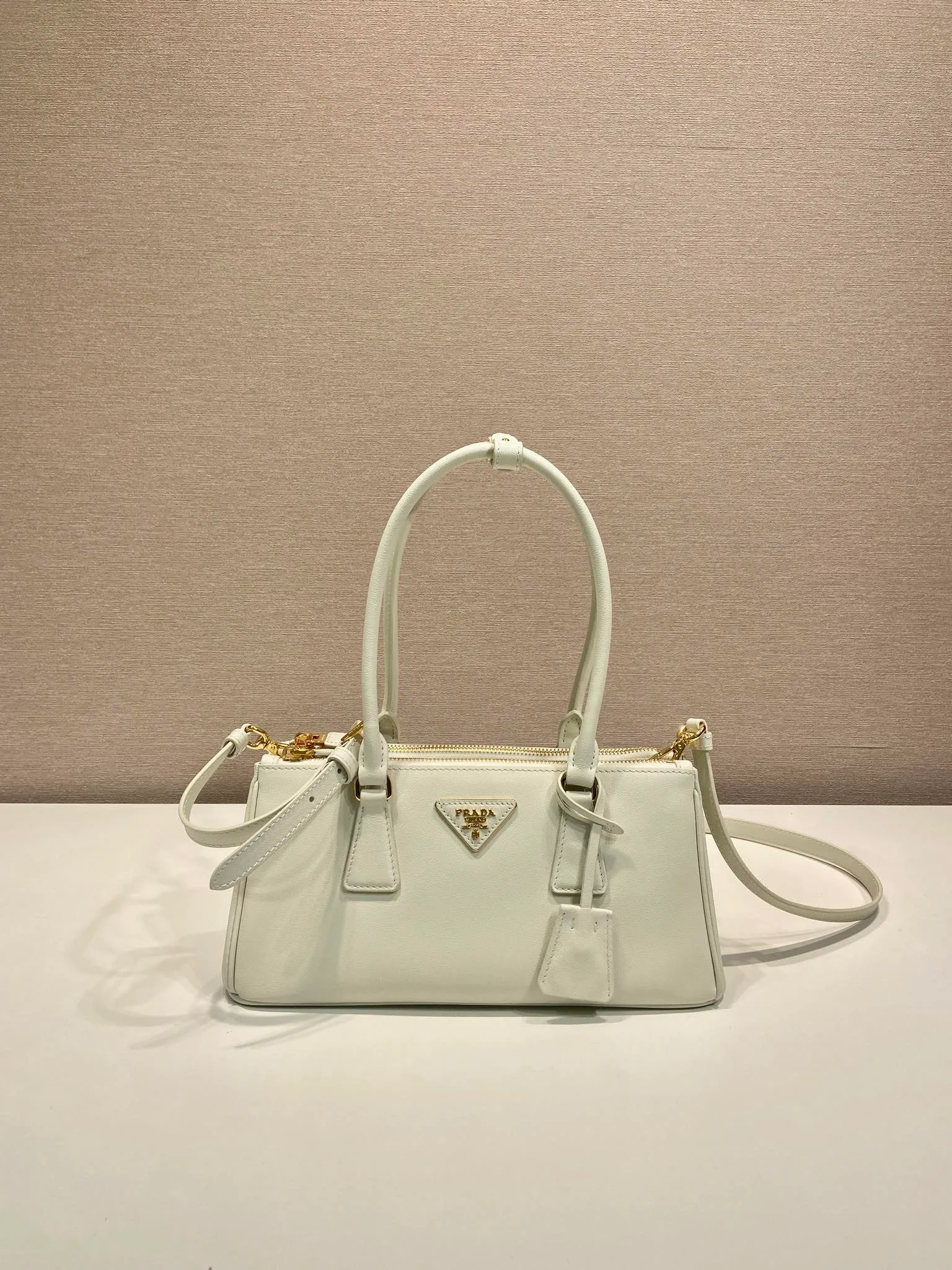 💰1700🎉 New killer bag 🎉 1BA457 new color 🎉🎉 This killer bag is made of imported calfskin, top-grade hardware, equipped with a detachable and adjustable long shoulder strap, large capacity space, and the upper body is very beautiful. Yes, it is back with double cleats, and it is another popular style that will never go out of style 🎉 Hurry up and get it 👏👏 Length 28x Height 14x Bottom 10.5cm👏👏👏💰💰💰