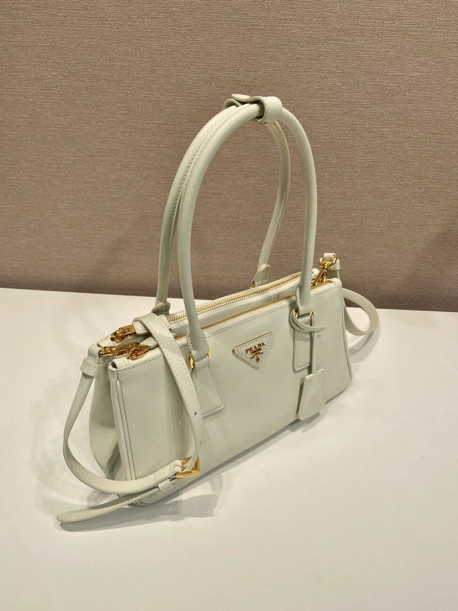 💰1700🎉 New killer bag 🎉 1BA457 new color 🎉🎉 This killer bag is made of imported calfskin, top-grade hardware, equipped with a detachable and adjustable long shoulder strap, large capacity space, and the upper body is very beautiful. Yes, it is back with double cleats, and it is another popular style that will never go out of style 🎉 Hurry up and get it 👏👏 Length 28x Height 14x Bottom 10.5cm👏👏👏💰💰💰
