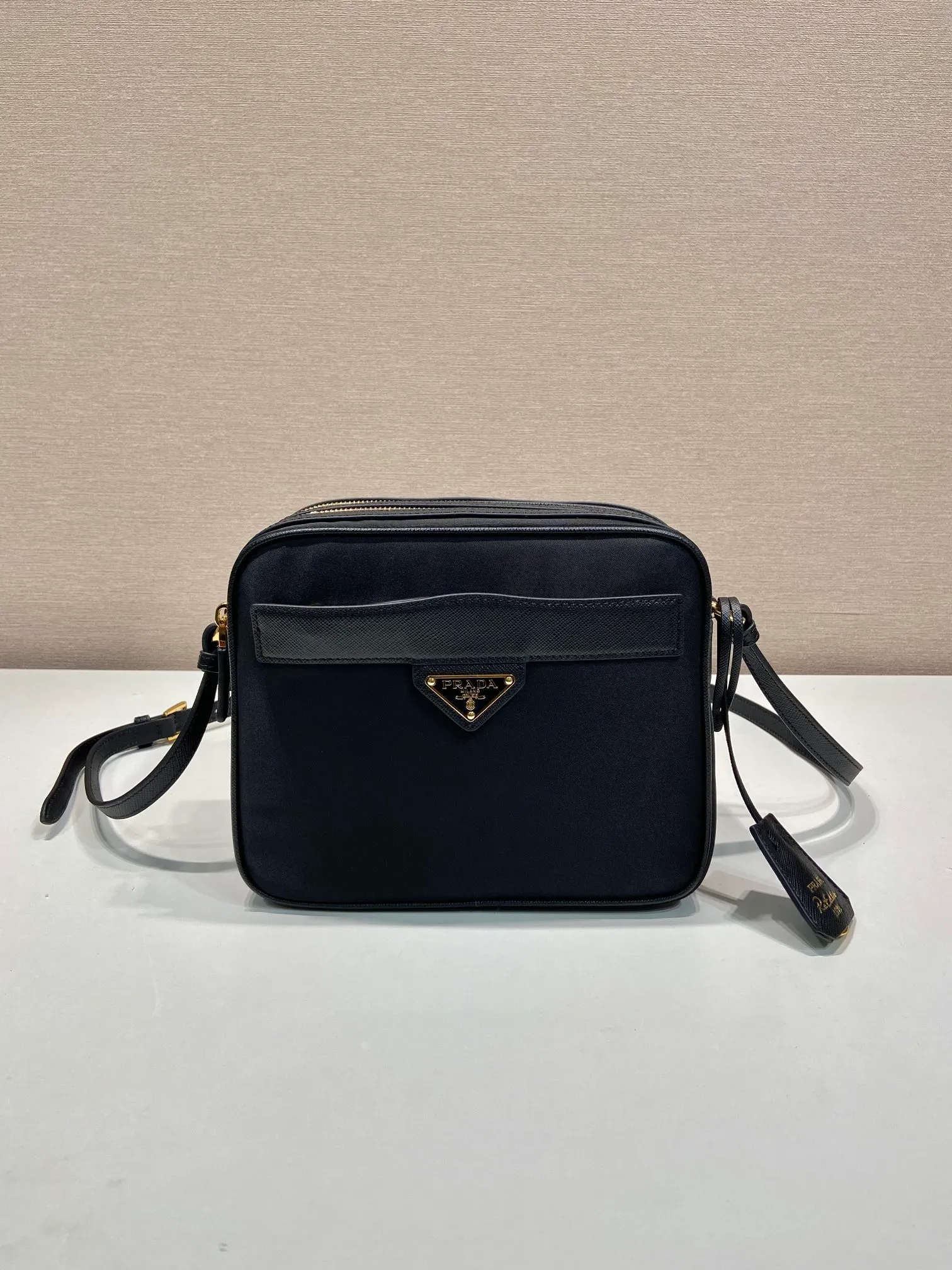 💰1160🎉New 🎉1BH218 Shoulder Bag🎉🎉 This shoulder bag is made of nylon fabric and Saffiano leather, with a double-layer zipper design, adjustable cowhide shoulder straps, an external zipper pocket and elegant Saffiano leather details, and the iconic enameled triangular metal logo as the finishing touch. Simple and elegant, with large capacity and production space, it is also a popular style that will never go out of style. Get it now🎉🎉 Length 21x Height 17x Bottom 8cm🎉🎉🎉💰💰💰