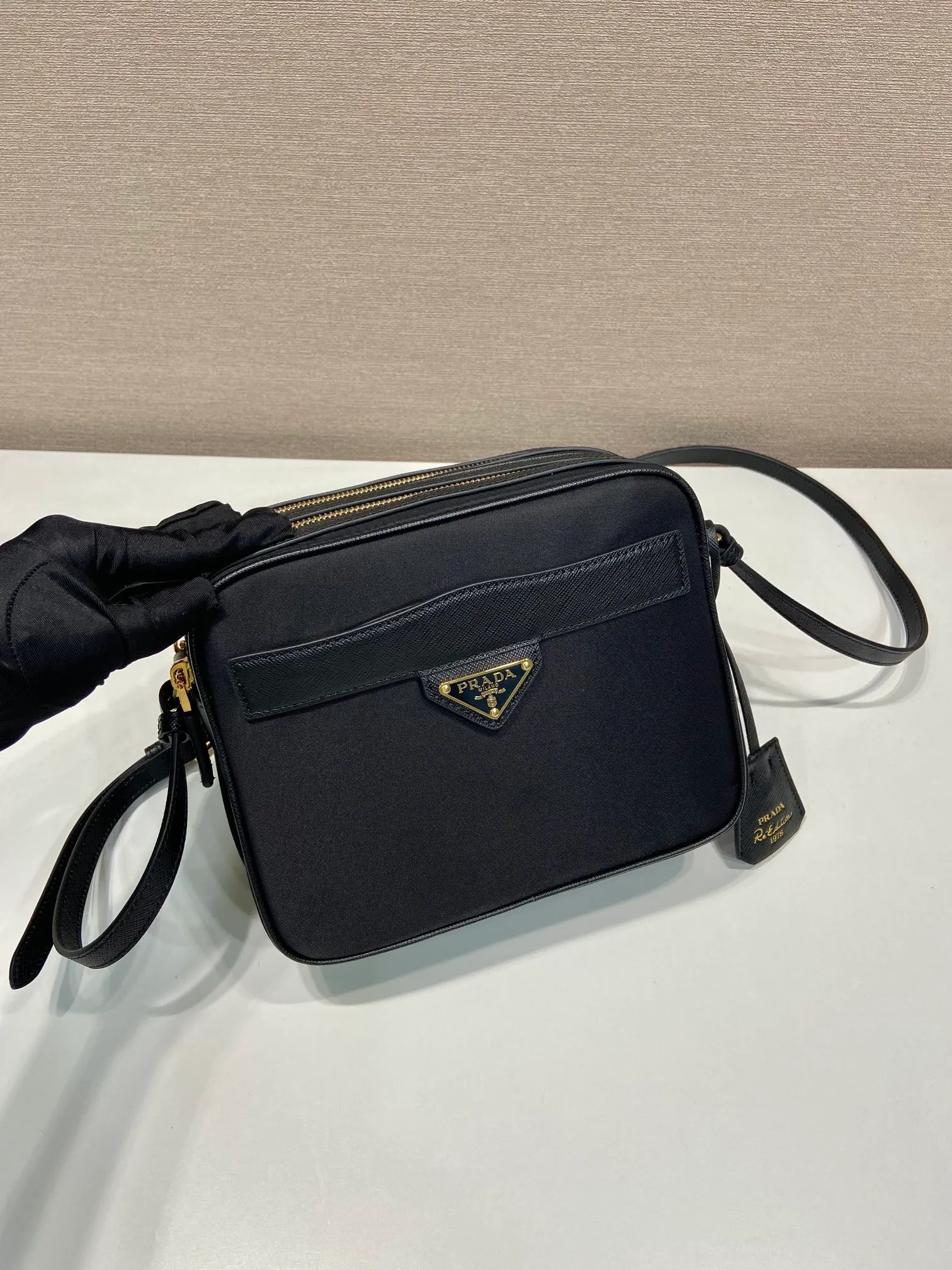 💰1160🎉New 🎉1BH218 Shoulder Bag🎉🎉 This shoulder bag is made of nylon fabric and Saffiano leather, with a double-layer zipper design, adjustable cowhide shoulder straps, an external zipper pocket and elegant Saffiano leather details, and the iconic enameled triangular metal logo as the finishing touch. Simple and elegant, with large capacity and production space, it is also a popular style that will never go out of style. Get it now🎉🎉 Length 21x Height 17x Bottom 8cm🎉🎉🎉💰💰💰