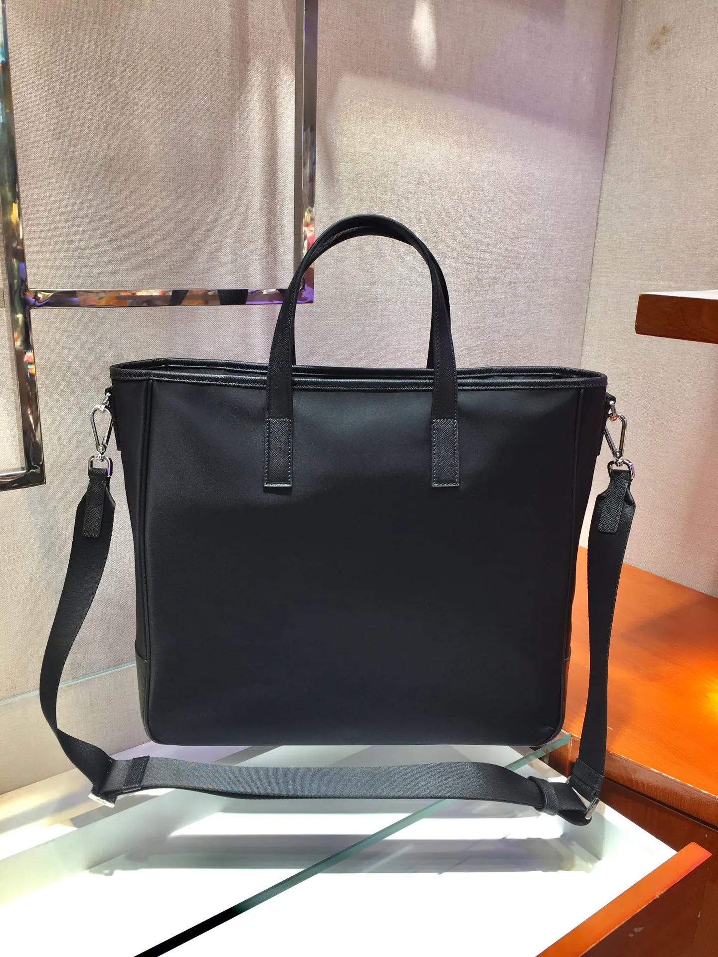 💰1260🎉Exclusive debut🎉2VG064, the latest shopping bag😘😘This nylon tote bag presents a minimalist design style and exudes a modern atmosphere. Made of imported nylon fabric and Saffiano cross-grain cowhide, the handbag is equipped with a detachable shoulder strap, which can be used to create a fashionable look. Simple and elegant, it is very practical. It is no problem when carrying it or on short business trips. It fully meets the needs of men🙊🙊 and is worth buying😘😘 Length 36x Height 34x Height 10cm