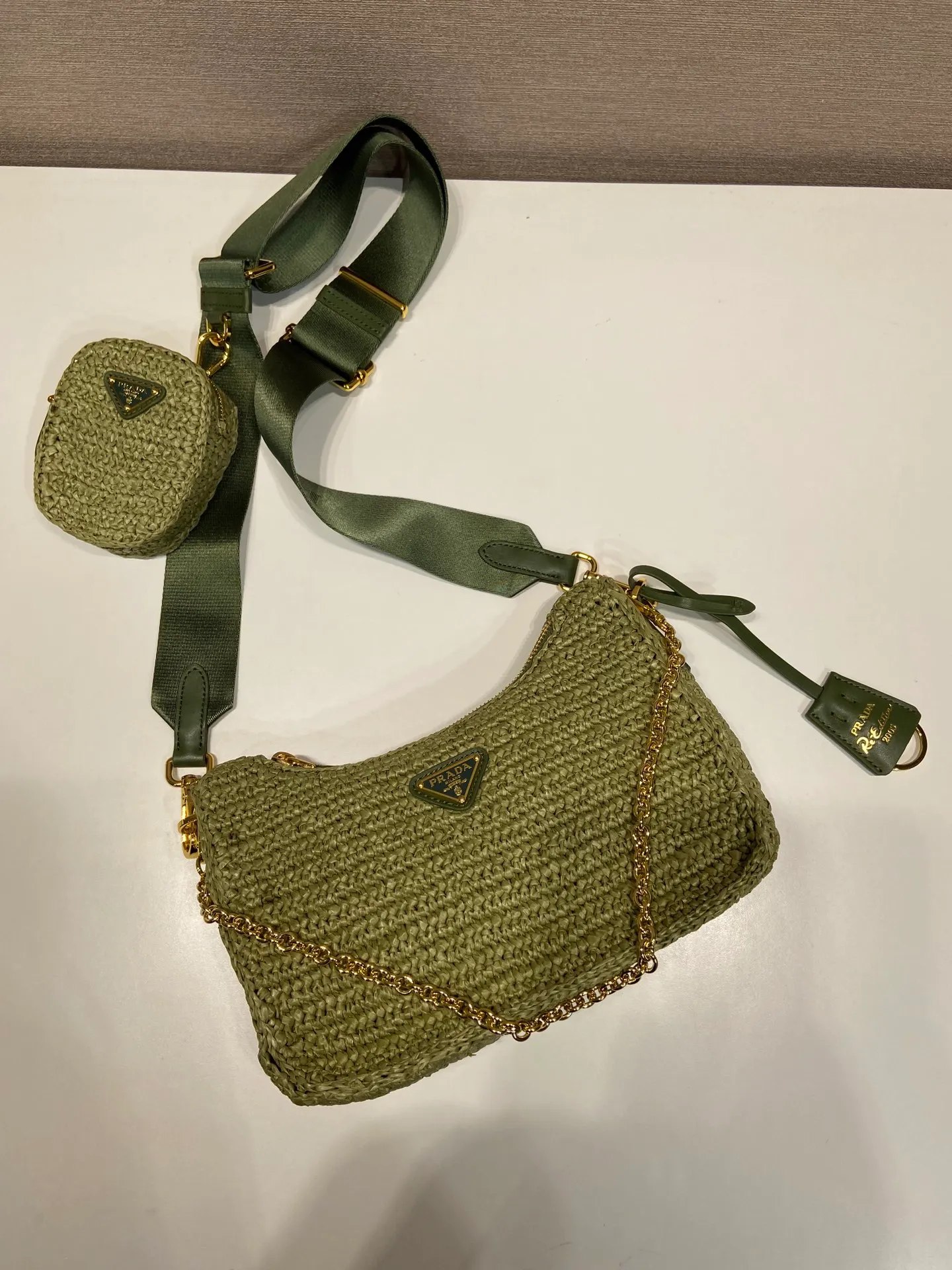 💰1500🎉Straw three-in-one🎉1BH204 new color🎉🎉 This pure hand-knitted three-in-one design is great👏👏three uses in one pack🎉🎉This complicated craftsmanship looks very elegant/fashionable. What I love most is that there is a small pendant (small bag) hanging on the shoulder strap. The upper body effect is very good and the return rate is 100%😘A must-have for summer🎉Hurry up and get it🎉🎉 Length 23x Height 16x Bottom 7cm