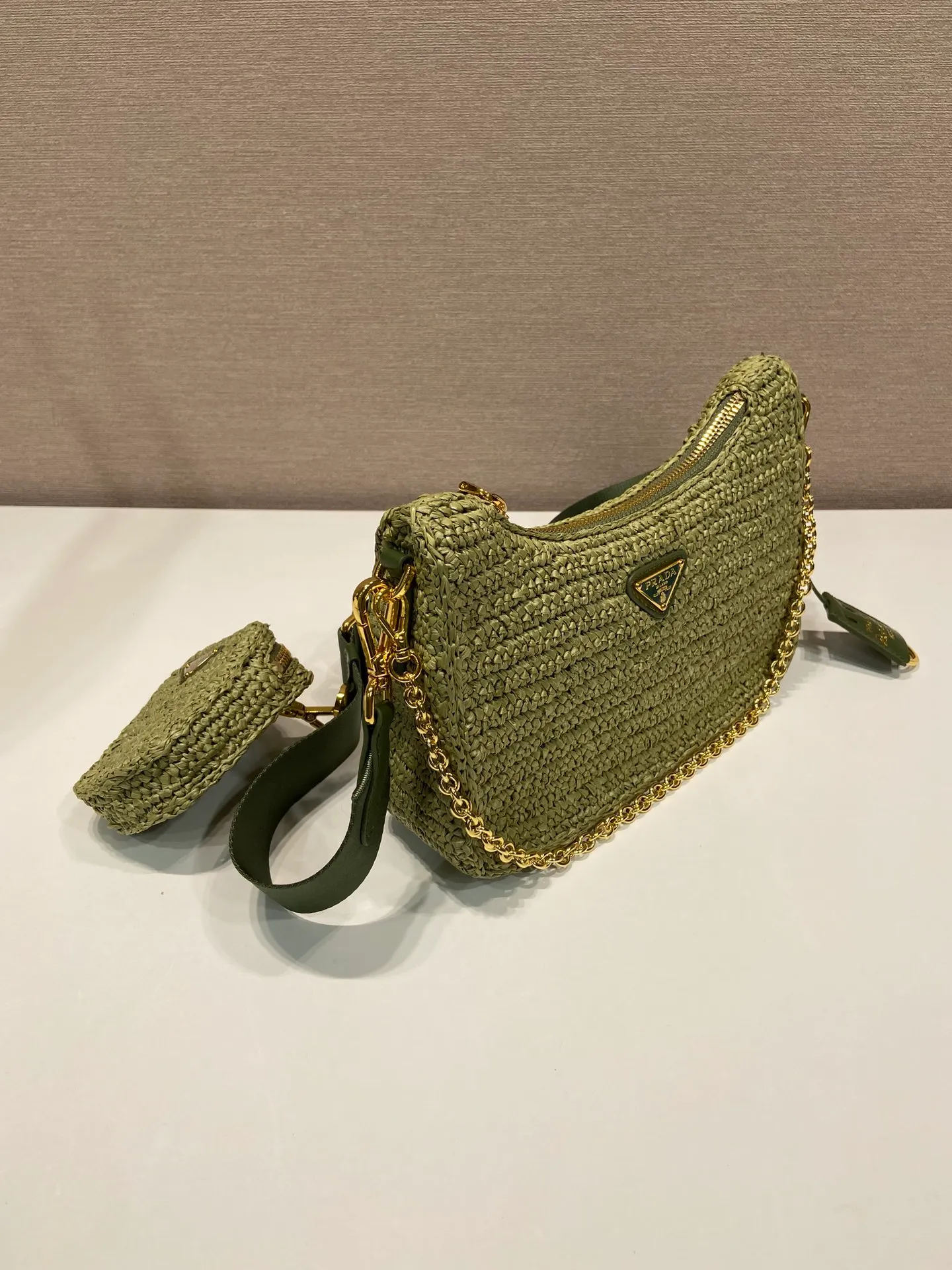 💰1500🎉Straw three-in-one🎉1BH204 new color🎉🎉 This pure hand-knitted three-in-one design is great👏👏three uses in one pack🎉🎉This complicated craftsmanship looks very elegant/fashionable. What I love most is that there is a small pendant (small bag) hanging on the shoulder strap. The upper body effect is very good and the return rate is 100%😘A must-have for summer🎉Hurry up and get it🎉🎉 Length 23x Height 16x Bottom 7cm