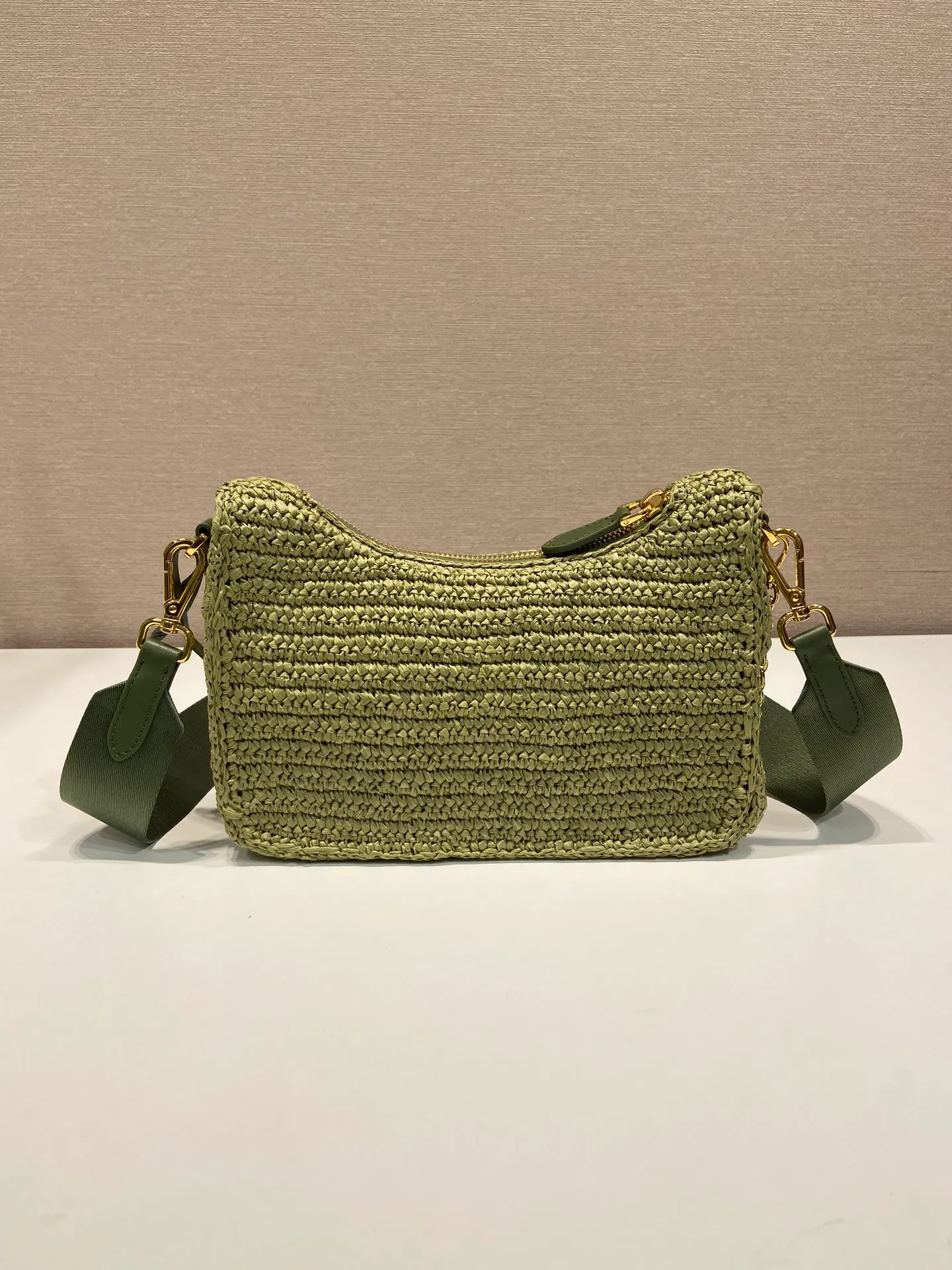 💰1500🎉Straw three-in-one🎉1BH204 new color🎉🎉 This pure hand-knitted three-in-one design is great👏👏three uses in one pack🎉🎉This complicated craftsmanship looks very elegant/fashionable. What I love most is that there is a small pendant (small bag) hanging on the shoulder strap. The upper body effect is very good and the return rate is 100%😘A must-have for summer🎉Hurry up and get it🎉🎉 Length 23x Height 16x Bottom 7cm