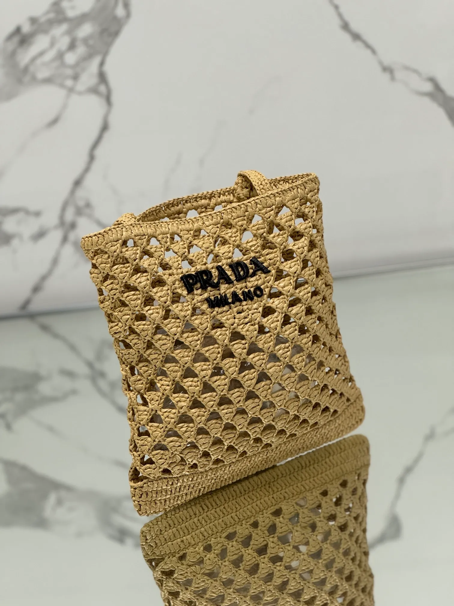 💰1360🌟Straw shopping bag This crochet triangle tote bag reinterprets the classic woven fabric style with a modern and exquisite design, full of summer sentiment. Light. And a contrasting embroidered lettering logo completes the accessory with a unique touch. Style number: Size: 30×31cm Style number: 1BG493