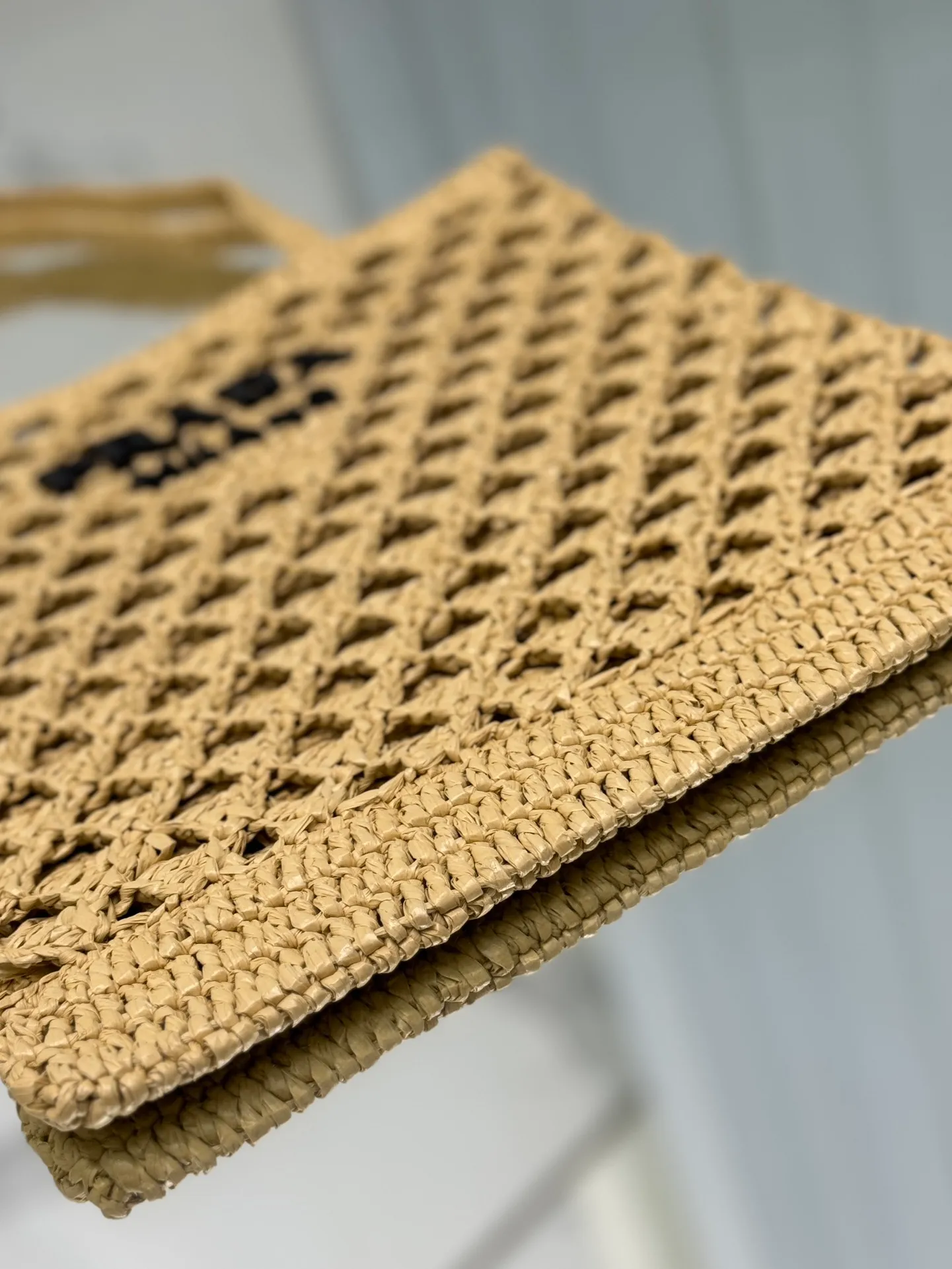 💰1360🌟Straw shopping bag This crochet triangle tote bag reinterprets the classic woven fabric style with a modern and exquisite design, full of summer sentiment. Light. And a contrasting embroidered lettering logo completes the accessory with a unique touch. Style number: Size: 30×31cm Style number: 1BG493
