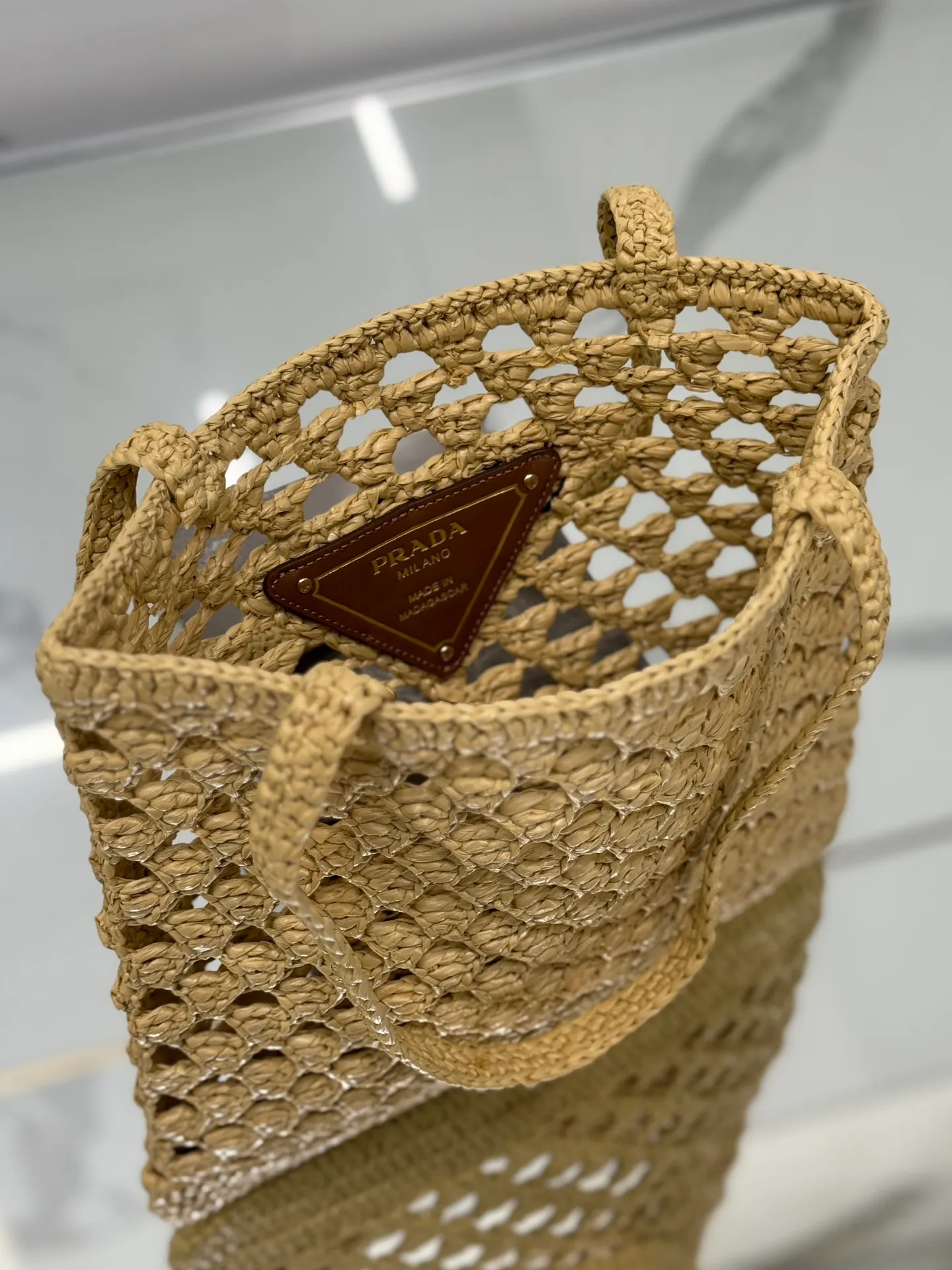 💰1360🌟Straw shopping bag This crochet triangle tote bag reinterprets the classic woven fabric style with a modern and exquisite design, full of summer sentiment. Light. And a contrasting embroidered lettering logo completes the accessory with a unique touch. Style number: Size: 30×31cm Style number: 1BG493