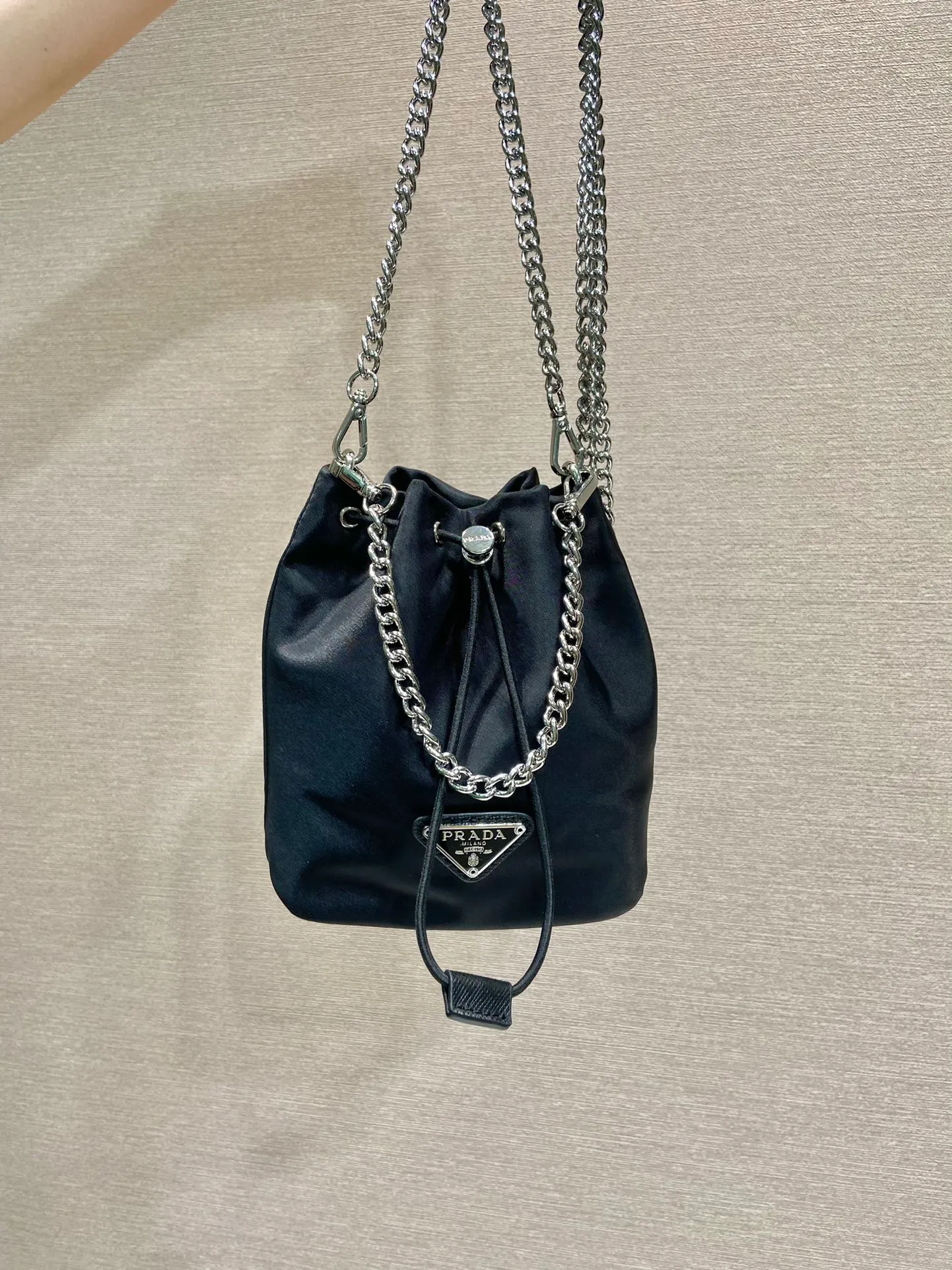 💰700🎉mini bucket bag🎉1BH612🎉so cute😍 This mini bucket bag is made of imported nylon material, with one short and one long white iron chain/detachable, making it more refined and smart😋, with large capacity. Mobile phone📱🚗🔑💄No problem for daily wear👌Cute and cute, the upper body effect is even more adorable😍If you like babies, hurry up and get it🎉🎉 Length 12x height 14.5x base 7.5cm👏👏🎉🎉
