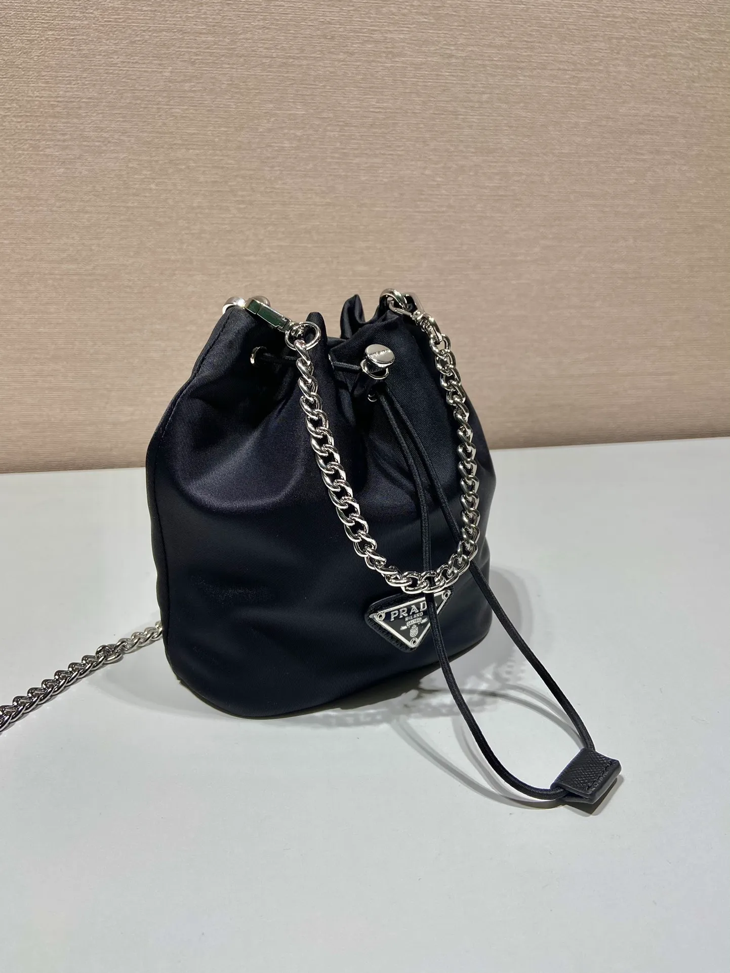 💰700🎉mini bucket bag🎉1BH612🎉so cute😍 This mini bucket bag is made of imported nylon material, with one short and one long white iron chain/detachable, making it more refined and smart😋, with large capacity. Mobile phone📱🚗🔑💄No problem for daily wear👌Cute and cute, the upper body effect is even more adorable😍If you like babies, hurry up and get it🎉🎉 Length 12x height 14.5x base 7.5cm👏👏🎉🎉
