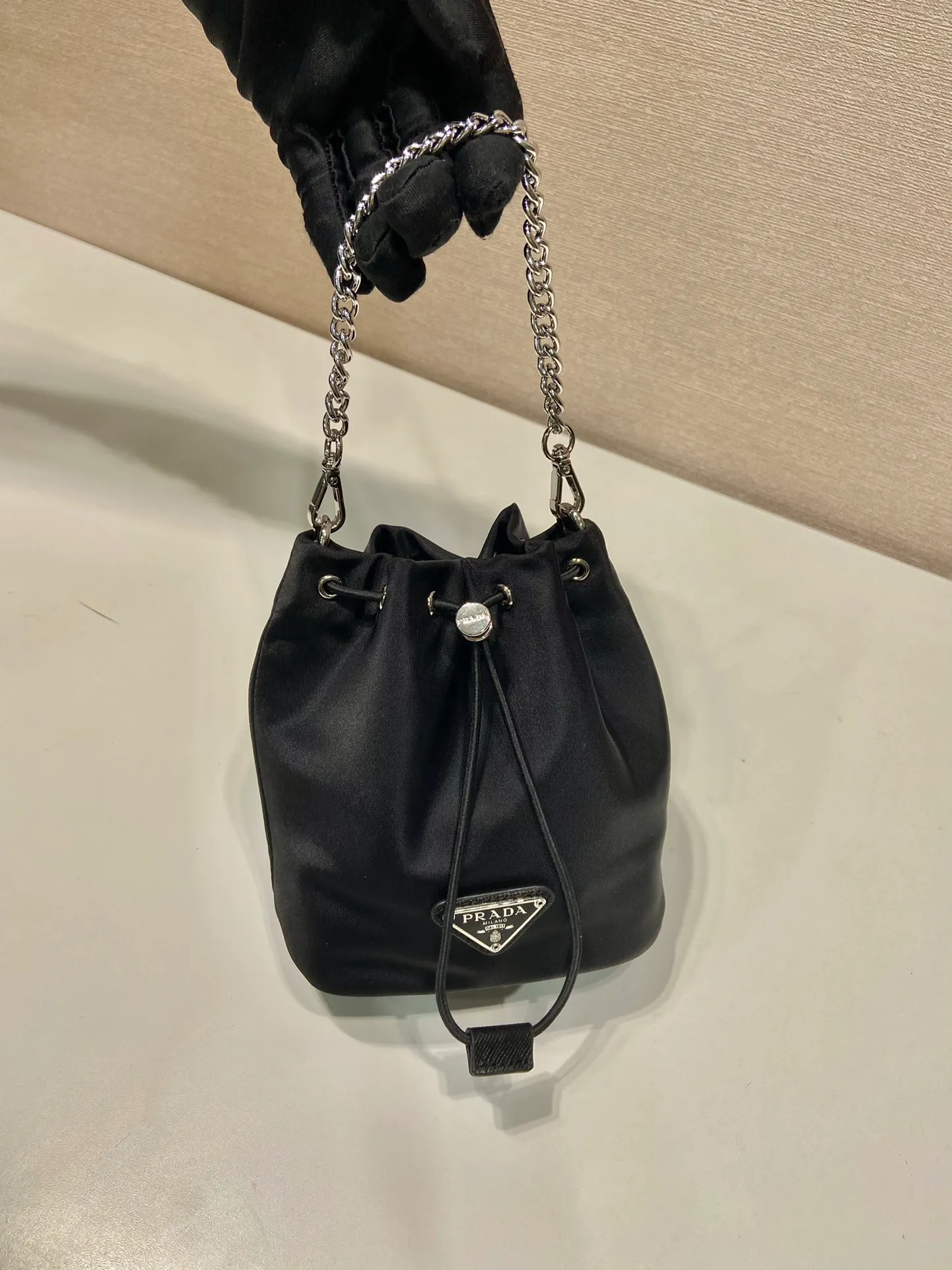 💰700🎉mini bucket bag🎉1BH612🎉so cute😍 This mini bucket bag is made of imported nylon material, with one short and one long white iron chain/detachable, making it more refined and smart😋, with large capacity. Mobile phone📱🚗🔑💄No problem for daily wear👌Cute and cute, the upper body effect is even more adorable😍If you like babies, hurry up and get it🎉🎉 Length 12x height 14.5x base 7.5cm👏👏🎉🎉