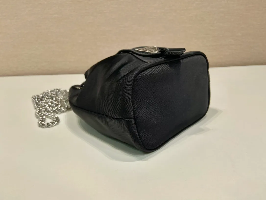 💰700🎉mini bucket bag🎉1BH612🎉so cute😍 This mini bucket bag is made of imported nylon material, with one short and one long white iron chain/detachable, making it more refined and smart😋, with large capacity. Mobile phone📱🚗🔑💄No problem for daily wear👌Cute and cute, the upper body effect is even more adorable😍If you like babies, hurry up and get it🎉🎉 Length 12x height 14.5x base 7.5cm👏👏🎉🎉
