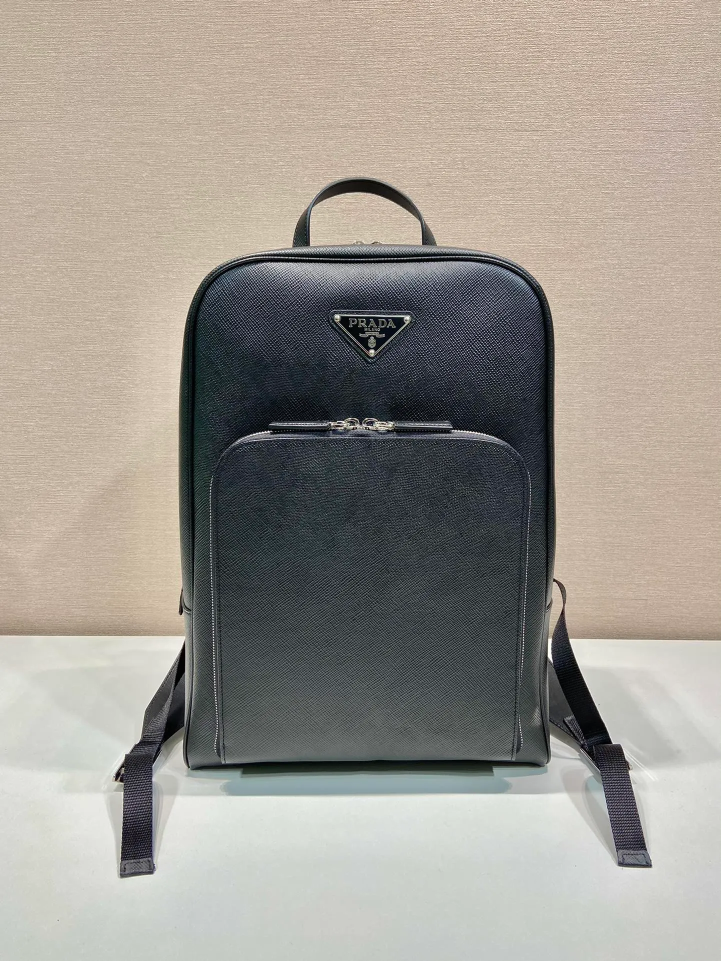 💰2360🎉New backpack🎉2VZ102👏Original item👍👍 Made of imported Saffiano leather material, metal hardware accessories, two adjustable leather straps😘😘With two-way zipper, front pocket design, this backpack is simple and fashionable. It can meet various occasions such as commuting to work or daily travel during vacation. Another popular style that will never go out of style👍👍Length 30x Height 43x Bottom 12.5cm👏👏👏💰💰💰