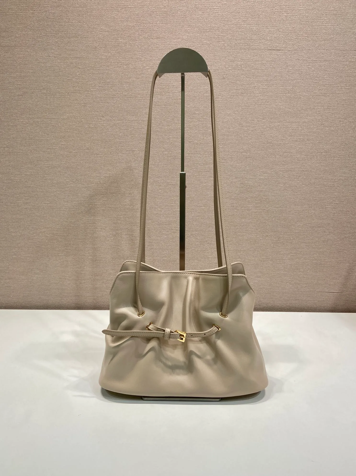 💰1500🎉New cloud bag🎉1BG586 new color🎉🎉 This one-shoulder cloud bag is made of imported sheepskin, and the interior is made of imported sheepskin. It feels very soft and comfortable👍👍The middle compartment pocket is designed with a suction buckle, top-grade hardware, and the upper body effect is very nice and fashionable😘😘. It has large capacity and is a timeless hot item🎉worth owning🎉🎉 Length 25x Height 17.5x Bottom 11.5cm🎉🎉🎉💰💰💰