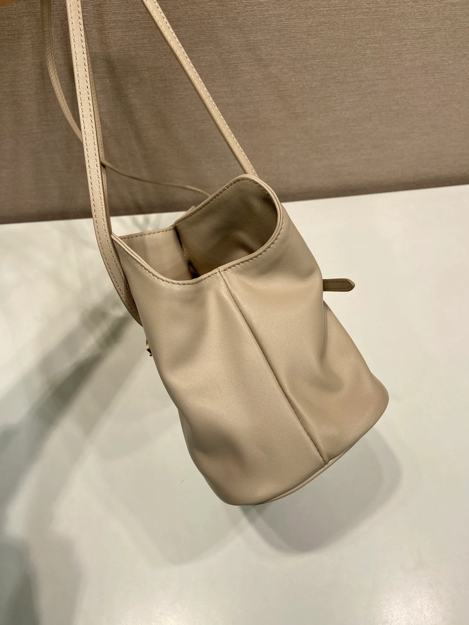 💰1500🎉New cloud bag🎉1BG586 new color🎉🎉 This one-shoulder cloud bag is made of imported sheepskin, and the interior is made of imported sheepskin. It feels very soft and comfortable👍👍The middle compartment pocket is designed with a suction buckle, top-grade hardware, and the upper body effect is very nice and fashionable😘😘. It has large capacity and is a timeless hot item🎉worth owning🎉🎉 Length 25x Height 17.5x Bottom 11.5cm🎉🎉🎉💰💰💰