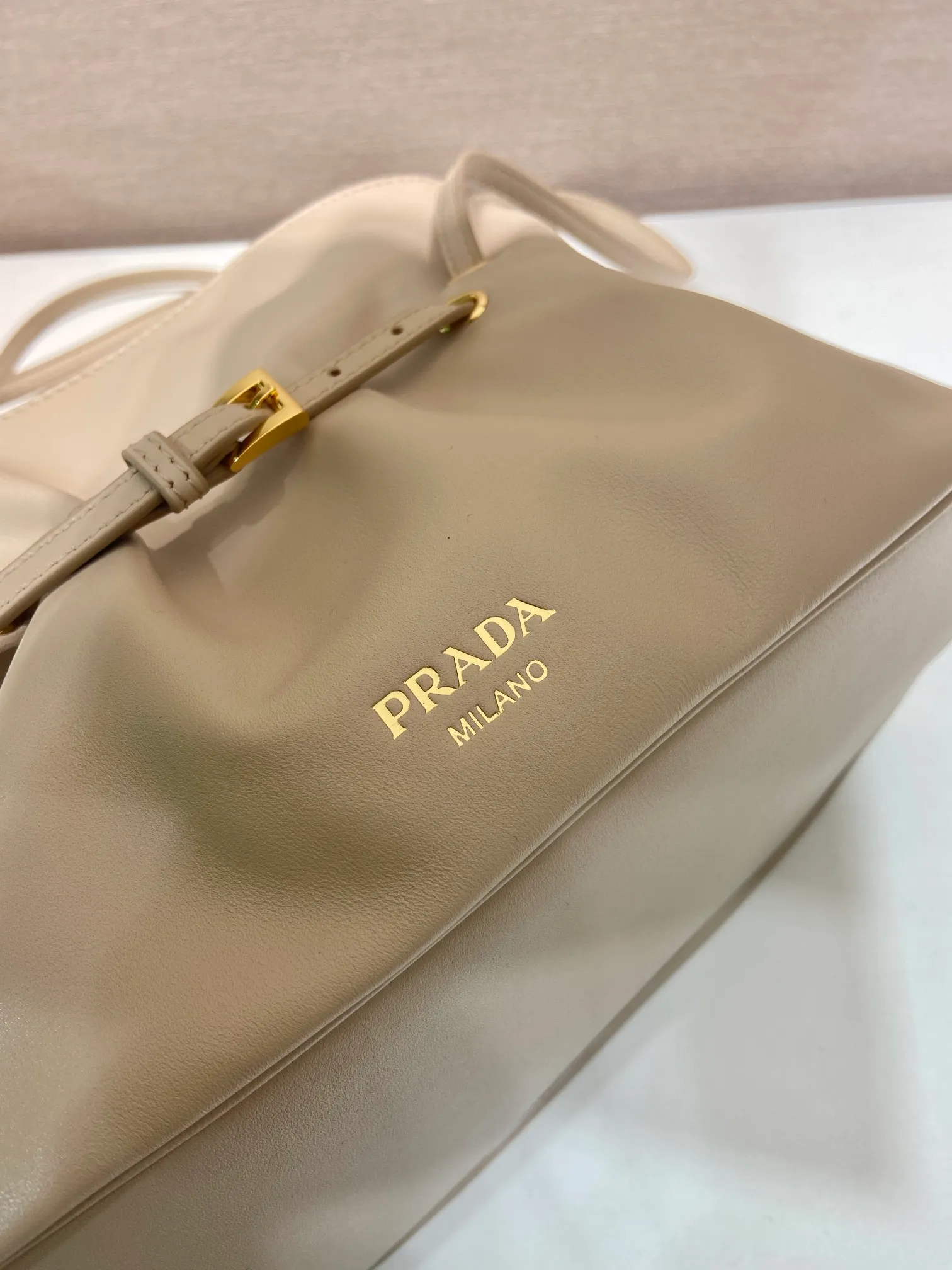 💰1500🎉New cloud bag🎉1BG586 new color🎉🎉 This one-shoulder cloud bag is made of imported sheepskin, and the interior is made of imported sheepskin. It feels very soft and comfortable👍👍The middle compartment pocket is designed with a suction buckle, top-grade hardware, and the upper body effect is very nice and fashionable😘😘. It has large capacity and is a timeless hot item🎉worth owning🎉🎉 Length 25x Height 17.5x Bottom 11.5cm🎉🎉🎉💰💰💰