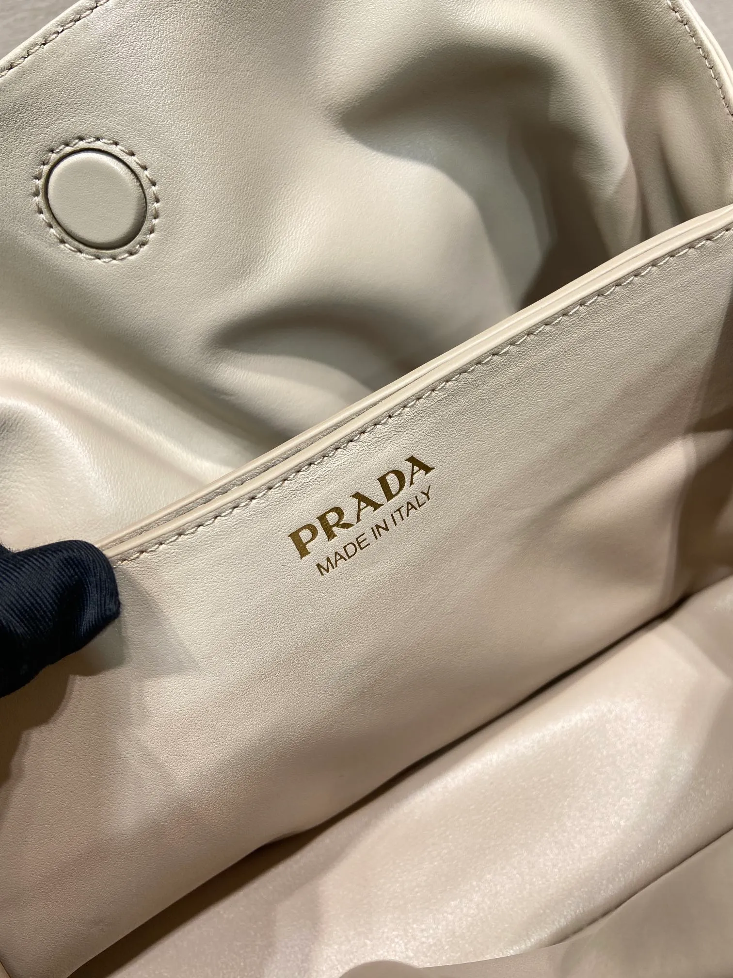 💰1500🎉New cloud bag🎉1BG586 new color🎉🎉 This one-shoulder cloud bag is made of imported sheepskin, and the interior is made of imported sheepskin. It feels very soft and comfortable👍👍The middle compartment pocket is designed with a suction buckle, top-grade hardware, and the upper body effect is very nice and fashionable😘😘. It has large capacity and is a timeless hot item🎉worth owning🎉🎉 Length 25x Height 17.5x Bottom 11.5cm🎉🎉🎉💰💰💰