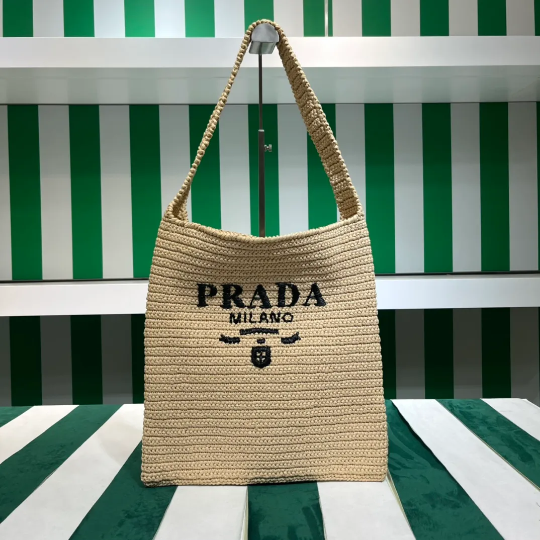 💰1380๑ Apricot ๑ 🌴Exclusive new product [Proud] Pradα new raffia straw tote crossbody bag! Full of artistic flavor ~ The raffia weave is very solid and has a great texture. ♡ It is a piece that can be worn with personal clothes every day. The natural style design makes it seem like it can breathe💭 If you like the baby, please quickly add it to the harem. Carry this exclusive style that will not go out of style for several years🌱1BC182 Size / 45×40