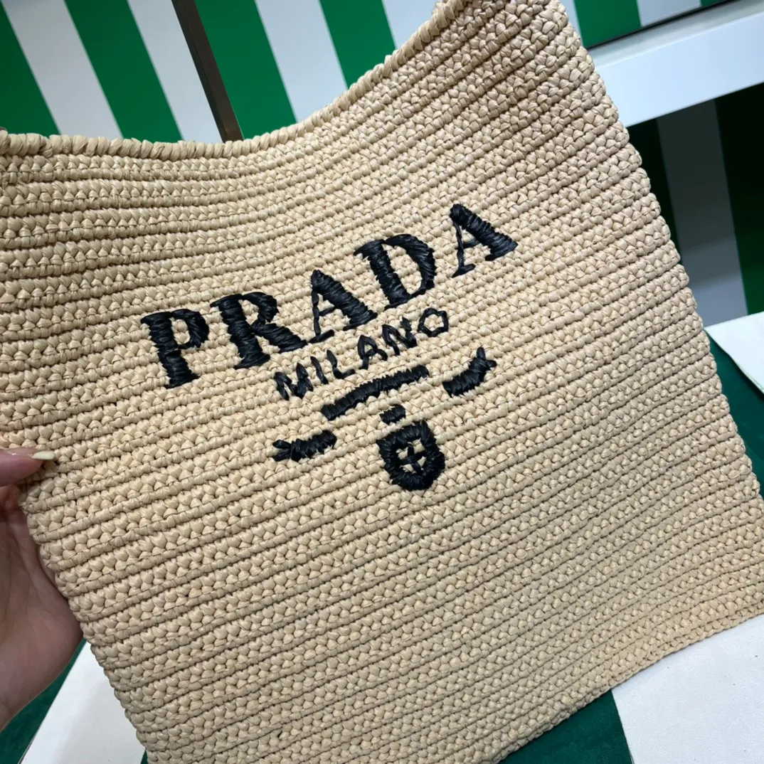 💰1380๑ Apricot ๑ 🌴Exclusive new product [Proud] Pradα new raffia straw tote crossbody bag! Full of artistic flavor ~ The raffia weave is very solid and has a great texture. ♡ It is a piece that can be worn with personal clothes every day. The natural style design makes it seem like it can breathe💭 If you like the baby, please quickly add it to the harem. Carry this exclusive style that will not go out of style for several years🌱1BC182 Size / 45×40