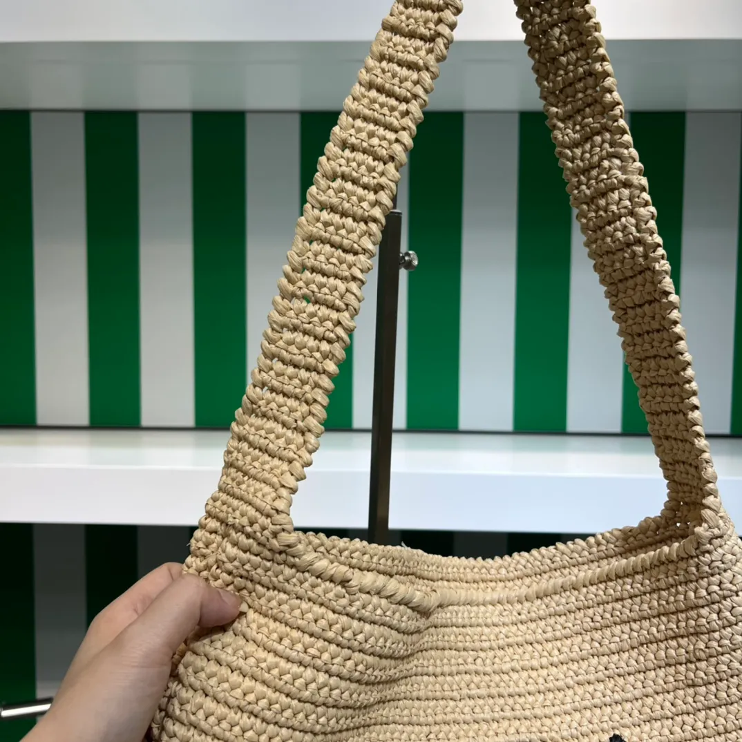 💰1380๑ Apricot ๑ 🌴Exclusive new product [Proud] Pradα new raffia straw tote crossbody bag! Full of artistic flavor ~ The raffia weave is very solid and has a great texture. ♡ It is a piece that can be worn with personal clothes every day. The natural style design makes it seem like it can breathe💭 If you like the baby, please quickly add it to the harem. Carry this exclusive style that will not go out of style for several years🌱1BC182 Size / 45×40