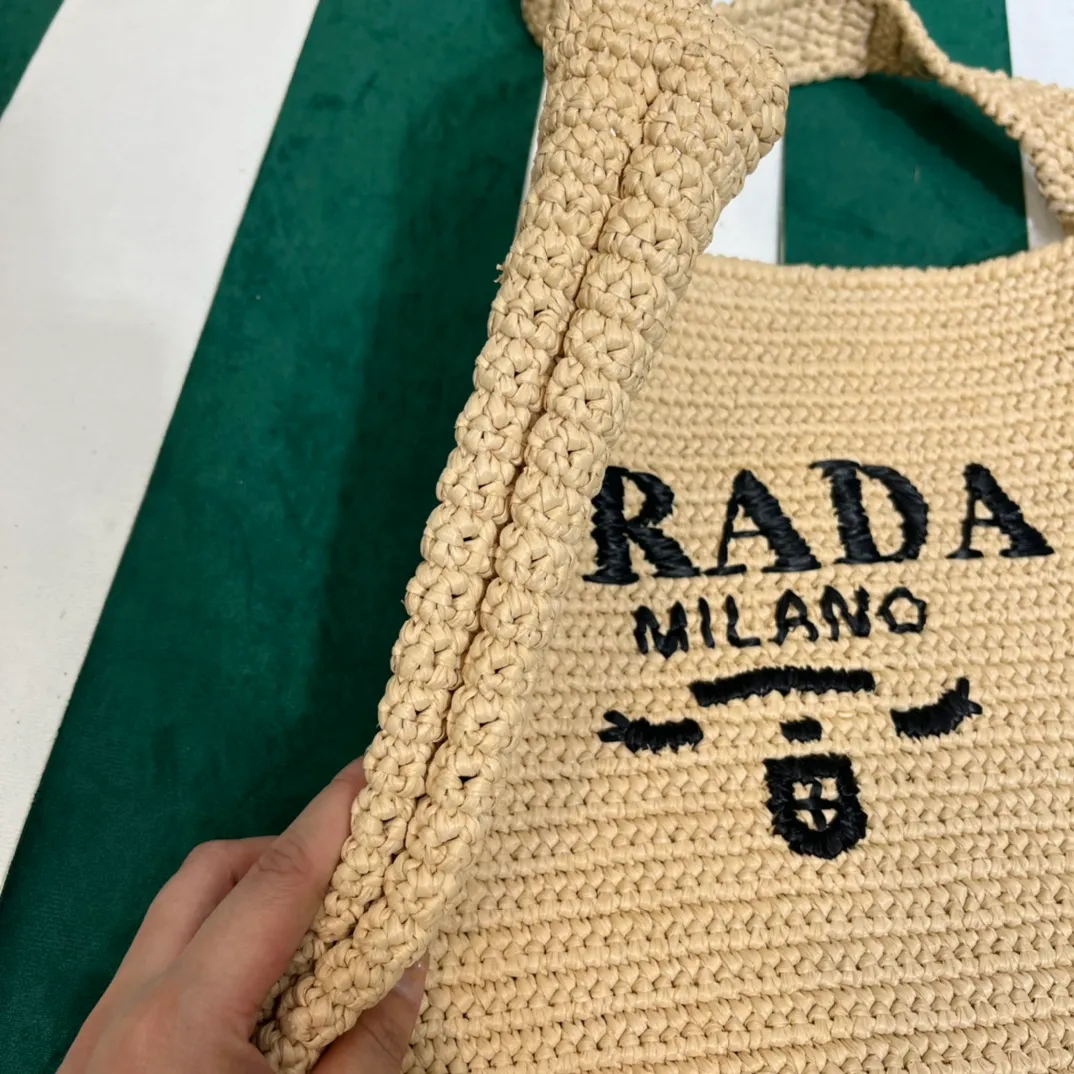 💰1380๑ Apricot ๑ 🌴Exclusive new product [Proud] Pradα new raffia straw tote crossbody bag! Full of artistic flavor ~ The raffia weave is very solid and has a great texture. ♡ It is a piece that can be worn with personal clothes every day. The natural style design makes it seem like it can breathe💭 If you like the baby, please quickly add it to the harem. Carry this exclusive style that will not go out of style for several years🌱1BC182 Size / 45×40