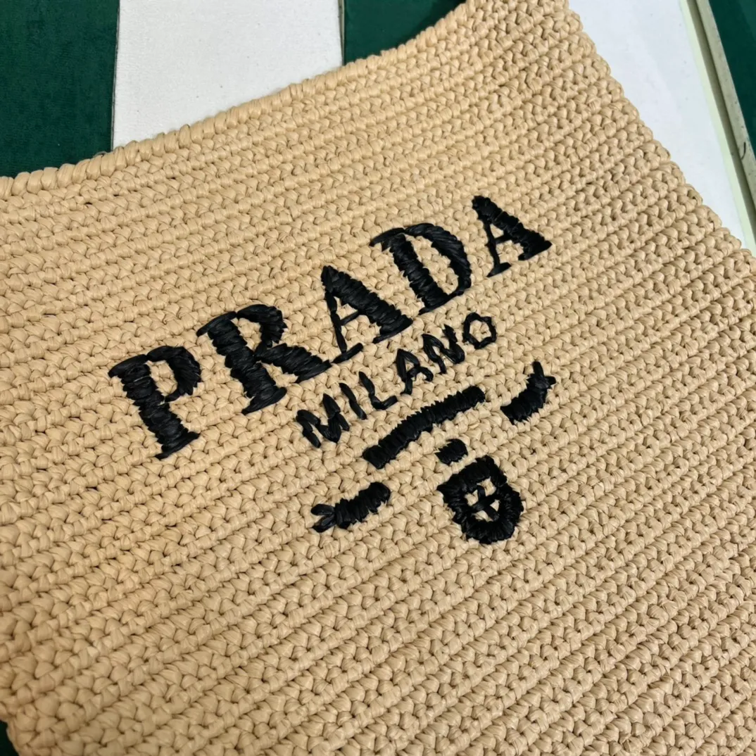 💰1380๑ Apricot ๑ 🌴Exclusive new product [Proud] Pradα new raffia straw tote crossbody bag! Full of artistic flavor ~ The raffia weave is very solid and has a great texture. ♡ It is a piece that can be worn with personal clothes every day. The natural style design makes it seem like it can breathe💭 If you like the baby, please quickly add it to the harem. Carry this exclusive style that will not go out of style for several years🌱1BC182 Size / 45×40