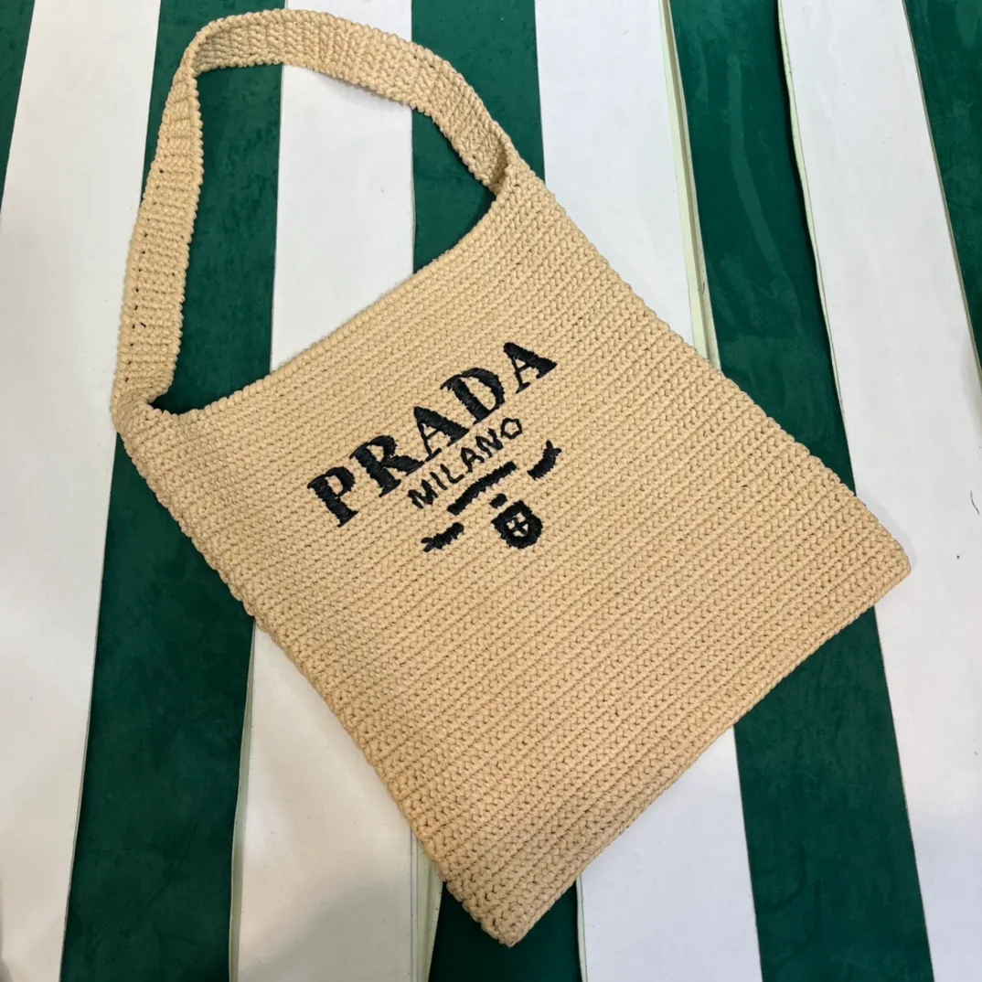 💰1380๑ Apricot ๑ 🌴Exclusive new product [Proud] Pradα new raffia straw tote crossbody bag! Full of artistic flavor ~ The raffia weave is very solid and has a great texture. ♡ It is a piece that can be worn with personal clothes every day. The natural style design makes it seem like it can breathe💭 If you like the baby, please quickly add it to the harem. Carry this exclusive style that will not go out of style for several years🌱1BC182 Size / 45×40