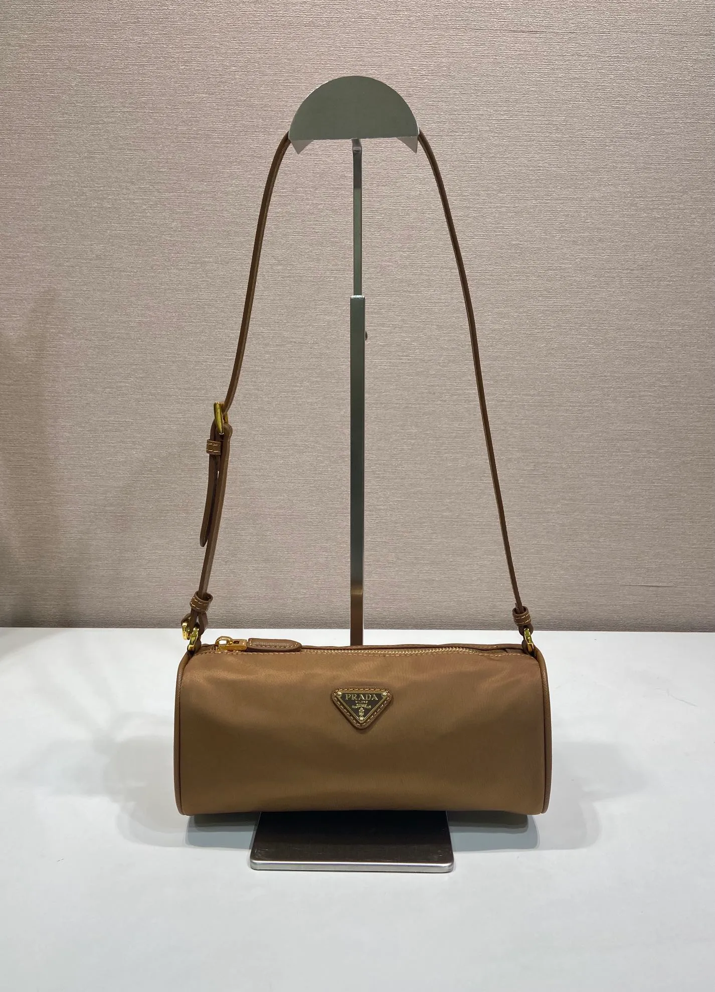 💰760🎉New armpit bag🎉1NE058🎉🎉 This regenerated nylon clutch bag brings together the P family’s classic elements in its exquisite design, with a simple and neat geometric pattern silhouette. Featuring an elegant, slim leather handle embellished with the iconic triangle pattern. Large capacity space. Baby, hurry up and get it, it is another popular style that will never go out of style👏👏 Length 22x Height 9x Bottom 7.5cm🎉🎉🎉👏👏👏