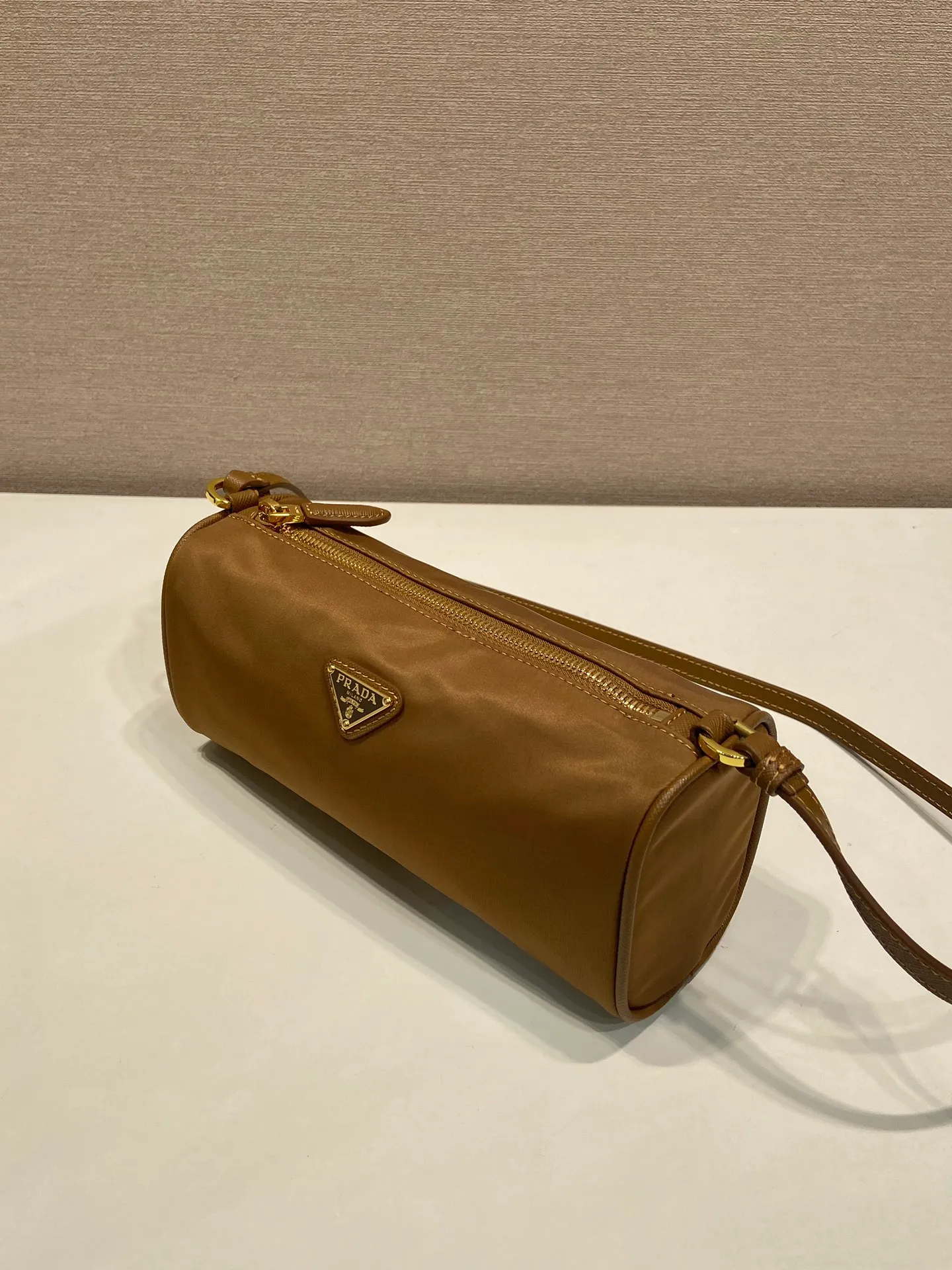 💰760🎉New armpit bag🎉1NE058🎉🎉 This regenerated nylon clutch bag brings together the P family’s classic elements in its exquisite design, with a simple and neat geometric pattern silhouette. Featuring an elegant, slim leather handle embellished with the iconic triangle pattern. Large capacity space. Baby, hurry up and get it, it is another popular style that will never go out of style👏👏 Length 22x Height 9x Bottom 7.5cm🎉🎉🎉👏👏👏