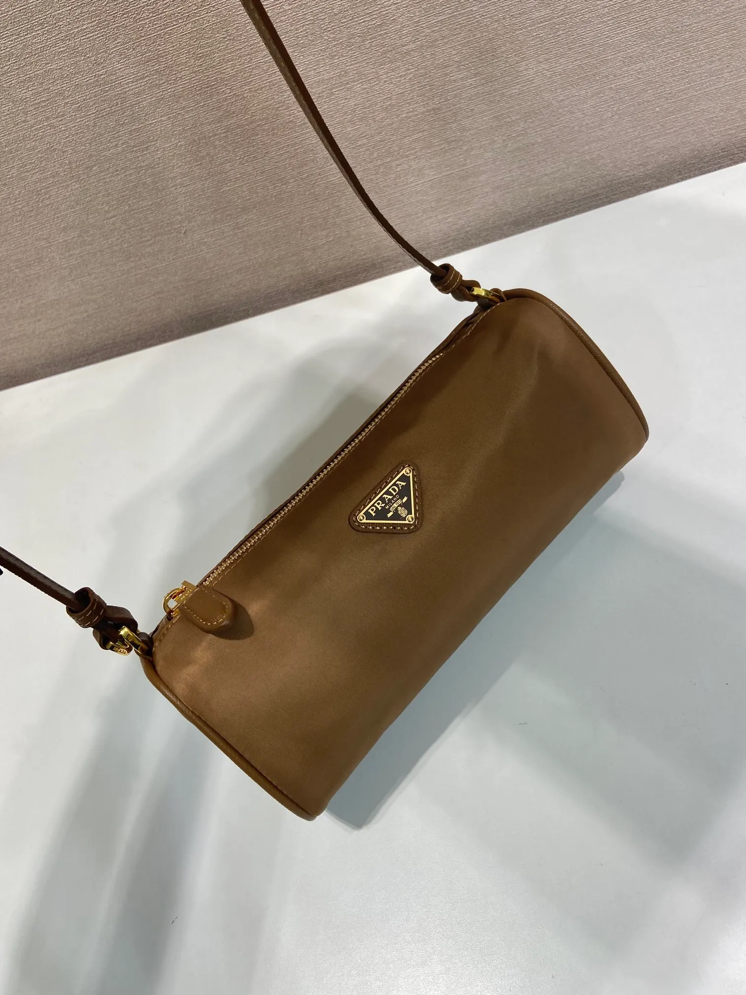 💰760🎉New armpit bag🎉1NE058🎉🎉 This regenerated nylon clutch bag brings together the P family’s classic elements in its exquisite design, with a simple and neat geometric pattern silhouette. Featuring an elegant, slim leather handle embellished with the iconic triangle pattern. Large capacity space. Baby, hurry up and get it, it is another popular style that will never go out of style👏👏 Length 22x Height 9x Bottom 7.5cm🎉🎉🎉👏👏👏