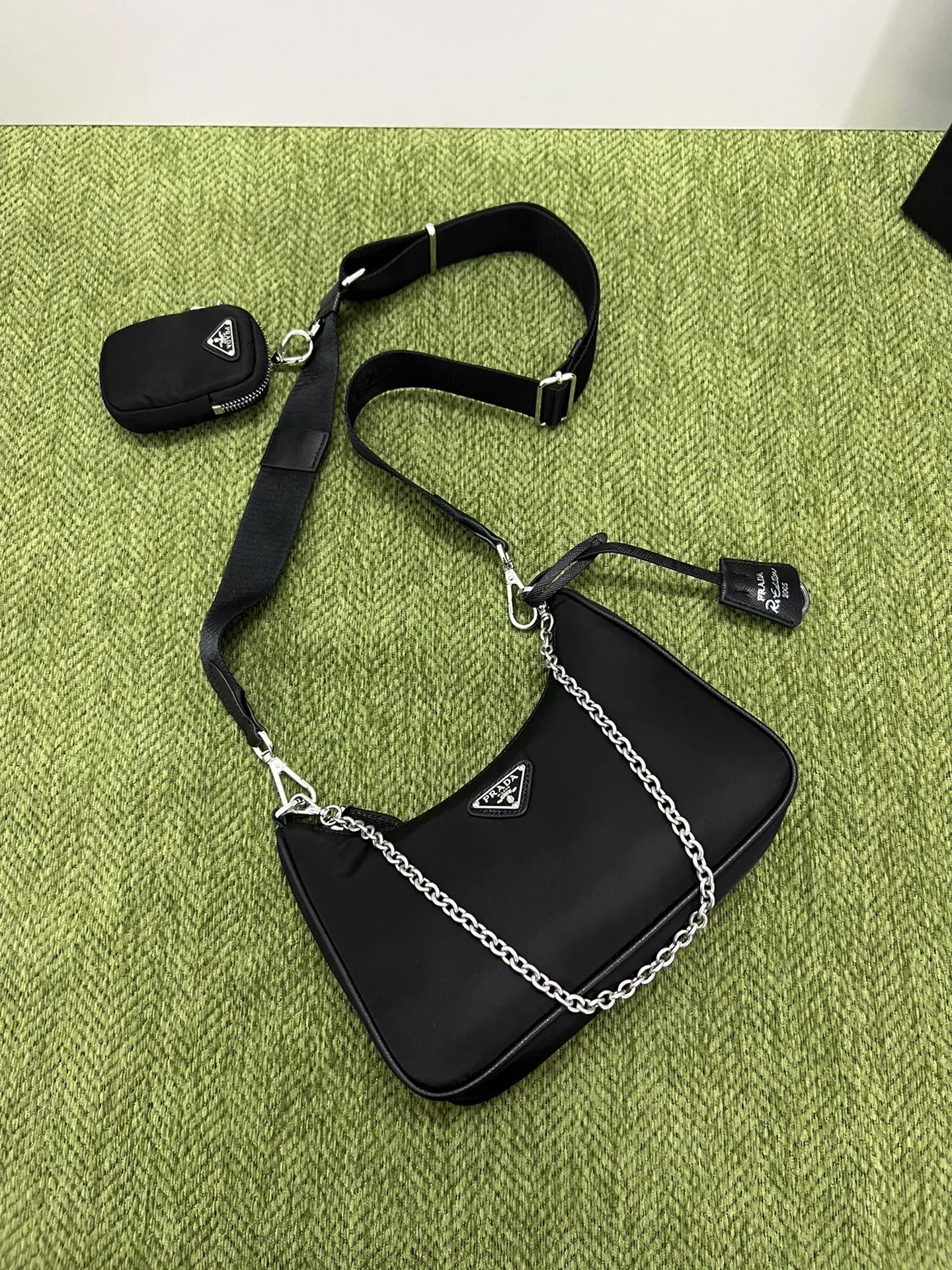 💰1000 [Latest upgraded version] Prad 2005 nylon three-in-one 1BH204, made of Re-Nylon regenerated nylon material, the design is inspired by the iconic mini Hobo handbag, the Saffiano leather trim design is unique, and the shoulder strap is equipped with a detachable pouch to create a variety of looks. Detachable chain handle, detachable and adjustable logo-printed woven nylon shoulder strap, detachable nylon zippered pouch with ReEdition keychain, metal accessories, enameled metal triangle logo on the front, zipper closure, upgraded details, matching counter, market exclusive! Size: 22X18X6cm