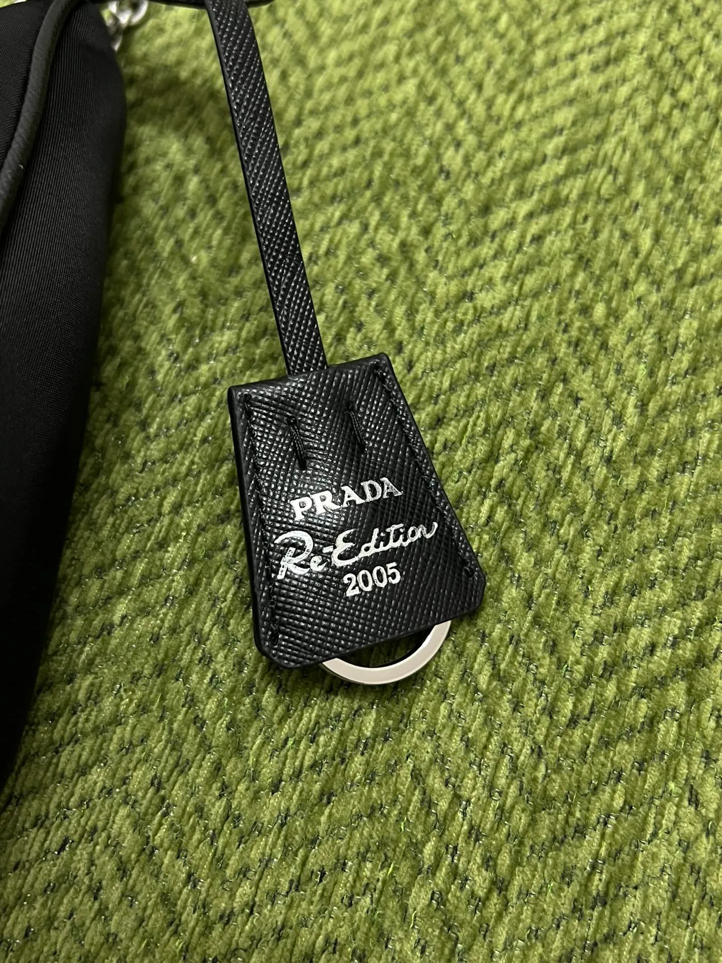 💰1000 [Latest upgraded version] Prad 2005 nylon three-in-one 1BH204, made of Re-Nylon regenerated nylon material, the design is inspired by the iconic mini Hobo handbag, the Saffiano leather trim design is unique, and the shoulder strap is equipped with a detachable pouch to create a variety of looks. Detachable chain handle, detachable and adjustable logo-printed woven nylon shoulder strap, detachable nylon zippered pouch with ReEdition keychain, metal accessories, enameled metal triangle logo on the front, zipper closure, upgraded details, matching counter, market exclusive! Size: 22X18X6cm