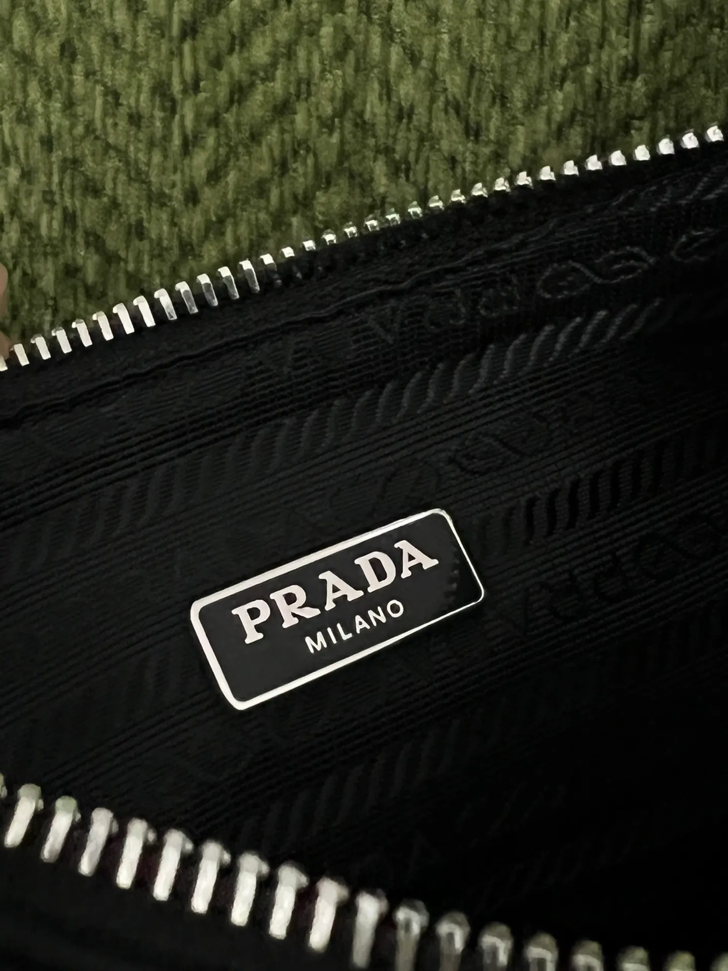 💰1000 [Latest upgraded version] Prad 2005 nylon three-in-one 1BH204, made of Re-Nylon regenerated nylon material, the design is inspired by the iconic mini Hobo handbag, the Saffiano leather trim design is unique, and the shoulder strap is equipped with a detachable pouch to create a variety of looks. Detachable chain handle, detachable and adjustable logo-printed woven nylon shoulder strap, detachable nylon zippered pouch with ReEdition keychain, metal accessories, enameled metal triangle logo on the front, zipper closure, upgraded details, matching counter, market exclusive! Size: 22X18X6cm