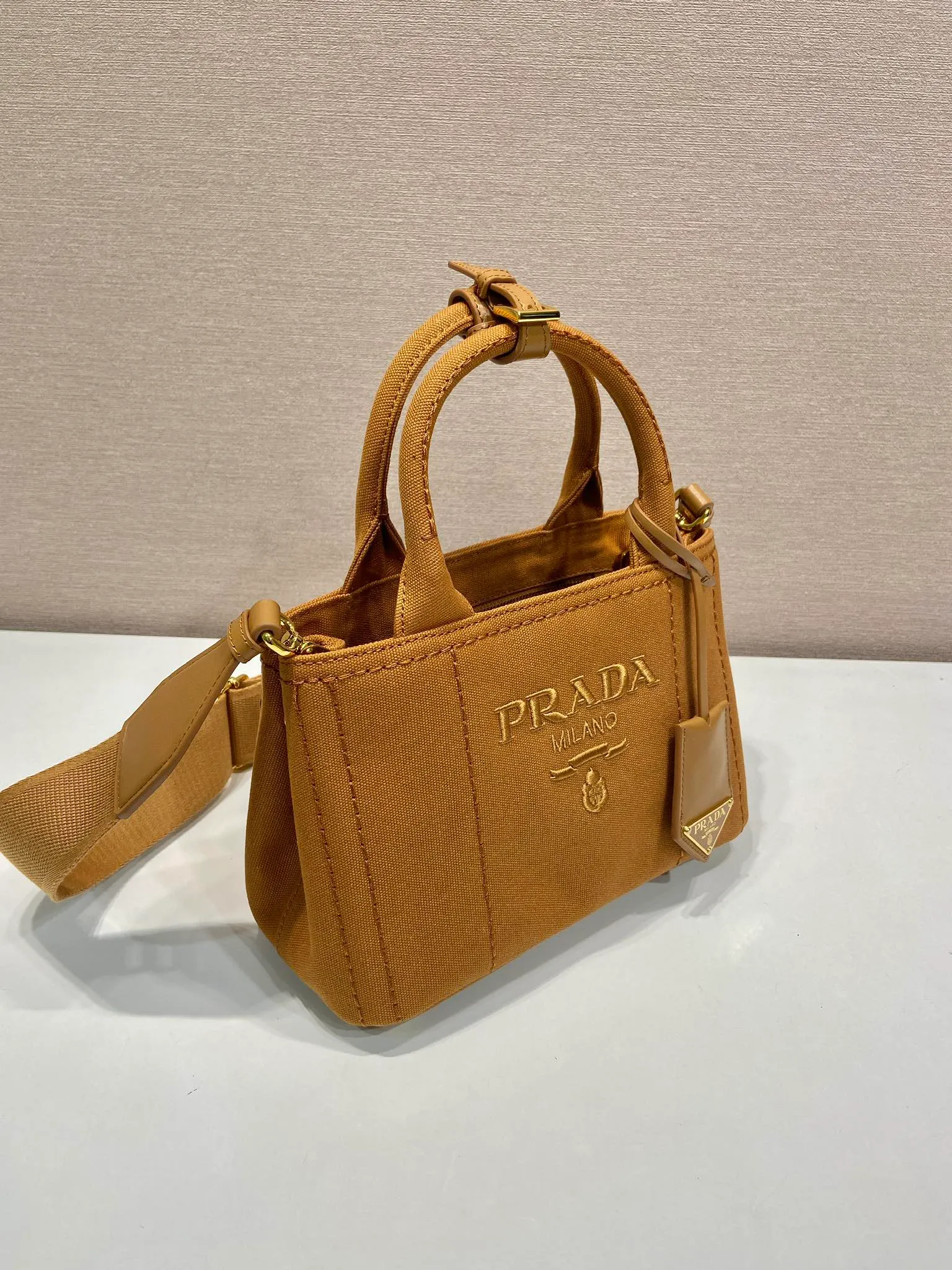 💰1100🎉New handbags🎉1BA038 mini🎉🎉 Inspired by the timeless elements of nautical style, this mini handbag reinterprets the classic style. Made of cotton canvas with leather trim for a sophisticated and versatile look. Canvas handle, detachable and adjustable logo printed woven strap shoulder strap, detachable leather keychain, can be carried by hand or shoulder, large capacity, so beautiful, another timeless and popular style🎉🎉worth owning🎉🎉 Length 22x height 15x bottom 13cm🎉🎉🎉💰💰💰