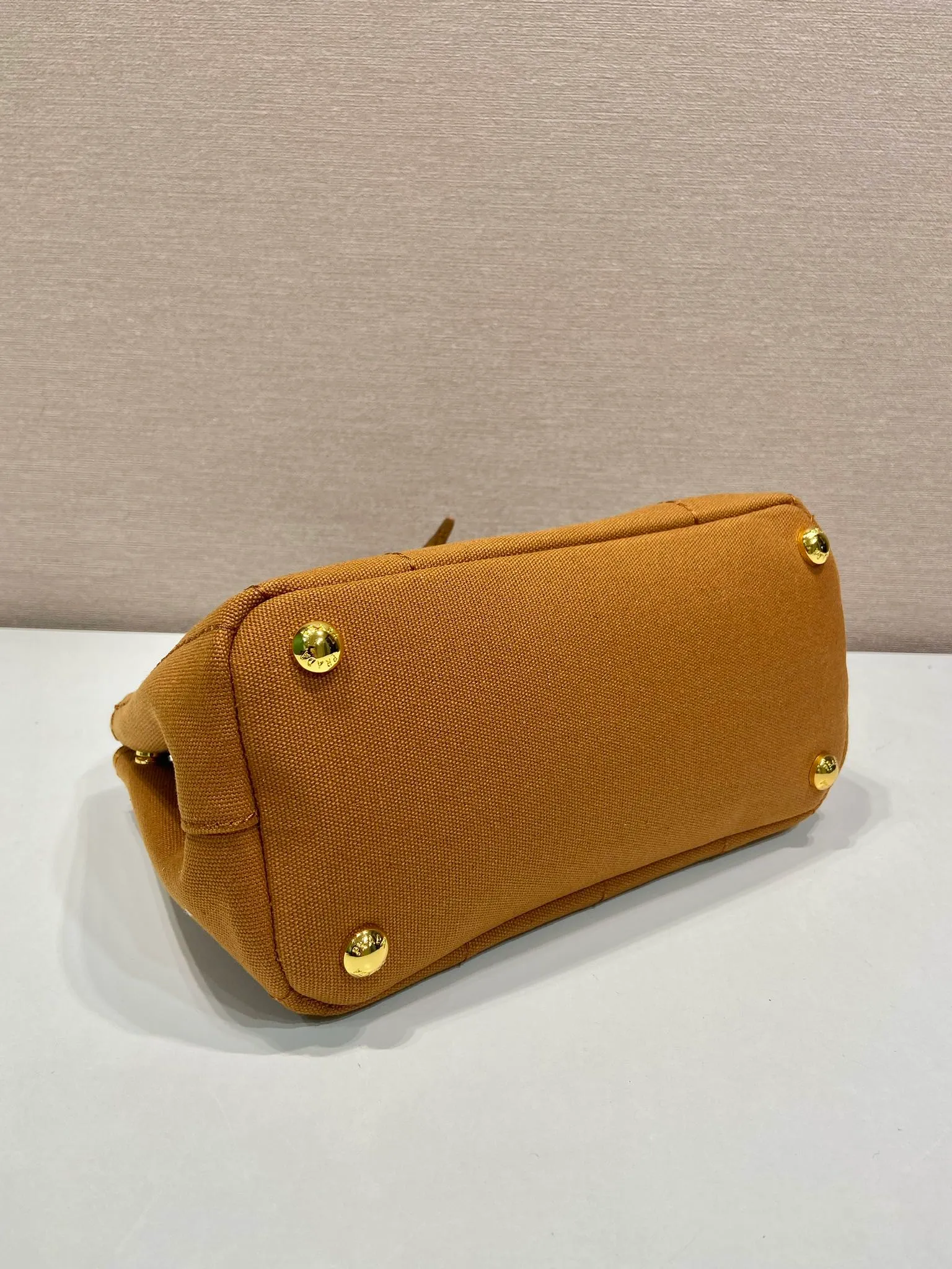 💰1100🎉New handbags🎉1BA038 mini🎉🎉 Inspired by the timeless elements of nautical style, this mini handbag reinterprets the classic style. Made of cotton canvas with leather trim for a sophisticated and versatile look. Canvas handle, detachable and adjustable logo printed woven strap shoulder strap, detachable leather keychain, can be carried by hand or shoulder, large capacity, so beautiful, another timeless and popular style🎉🎉worth owning🎉🎉 Length 22x height 15x bottom 13cm🎉🎉🎉💰💰💰