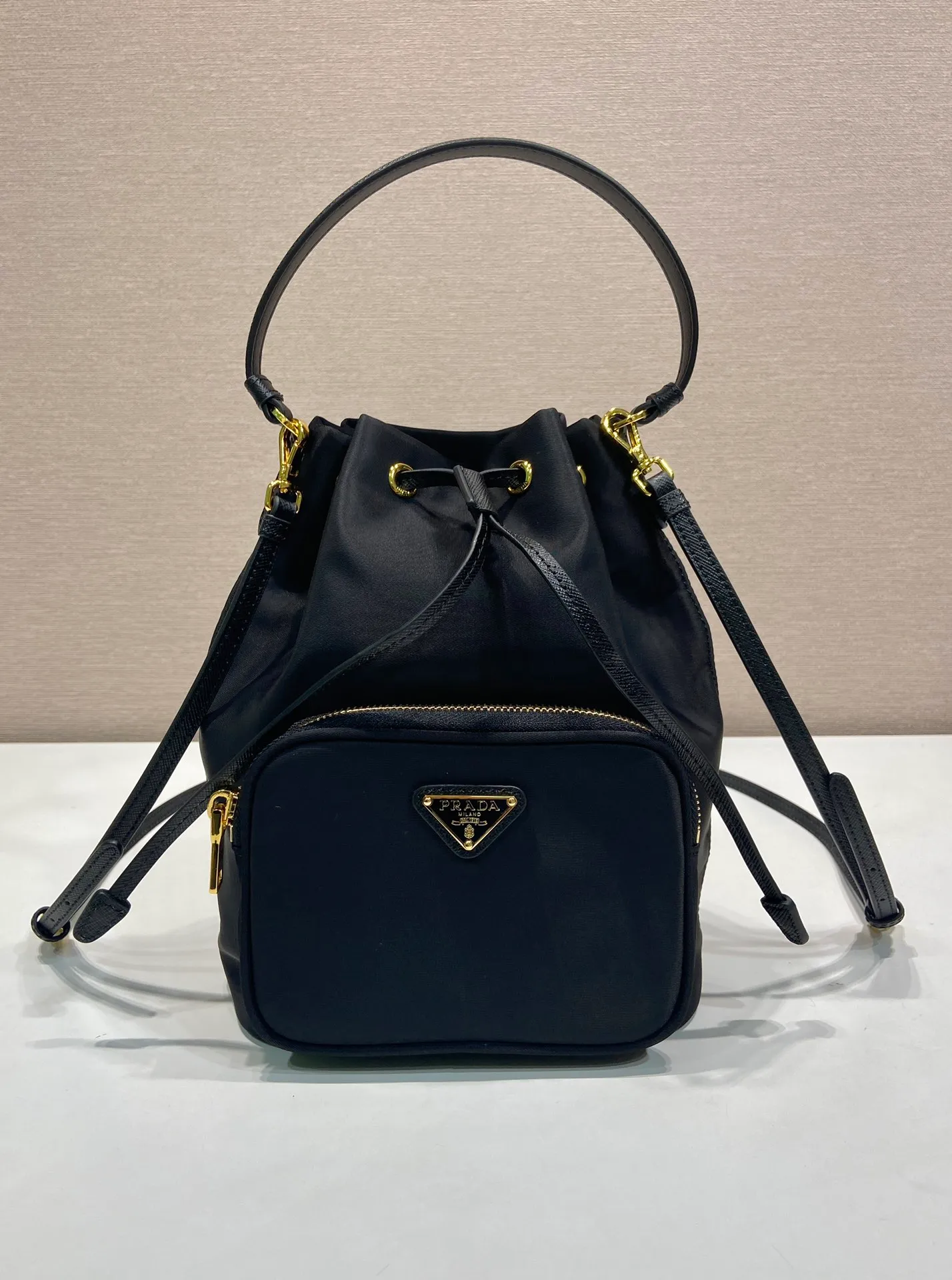 💰780 classic model 1BH038 upgrade board😘👏👏 This bucket bag is made of imported nylon fabric, upgraded board bag mouth drawstring cross-grain cowhide design, top level five, portable/diagonal, light, practical and fashionable, beauties hurry up and get it, 165 OEM code, length 18x height 23 base × 12cm📢📢📢📢