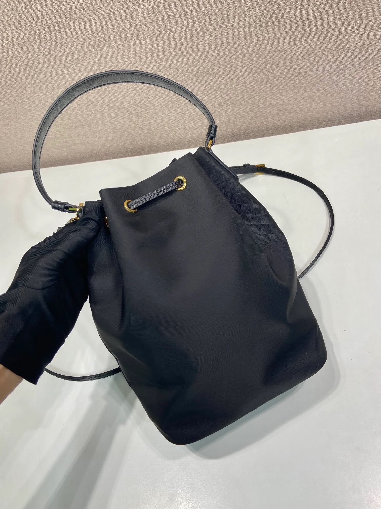 💰780 classic model 1BH038 upgrade board😘👏👏 This bucket bag is made of imported nylon fabric, upgraded board bag mouth drawstring cross-grain cowhide design, top level five, portable/diagonal, light, practical and fashionable, beauties hurry up and get it, 165 OEM code, length 18x height 23 base × 12cm📢📢📢📢