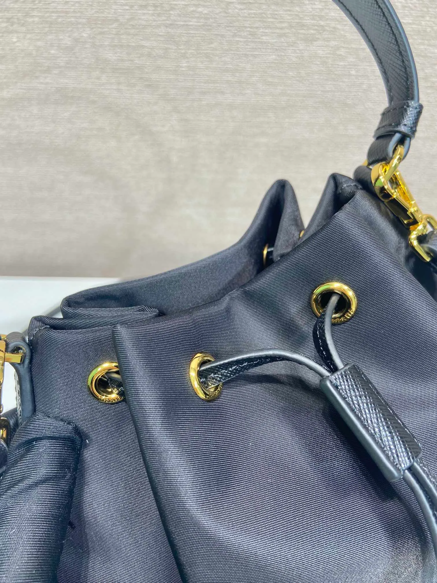 💰780 classic model 1BH038 upgrade board😘👏👏 This bucket bag is made of imported nylon fabric, upgraded board bag mouth drawstring cross-grain cowhide design, top level five, portable/diagonal, light, practical and fashionable, beauties hurry up and get it, 165 OEM code, length 18x height 23 base × 12cm📢📢📢📢