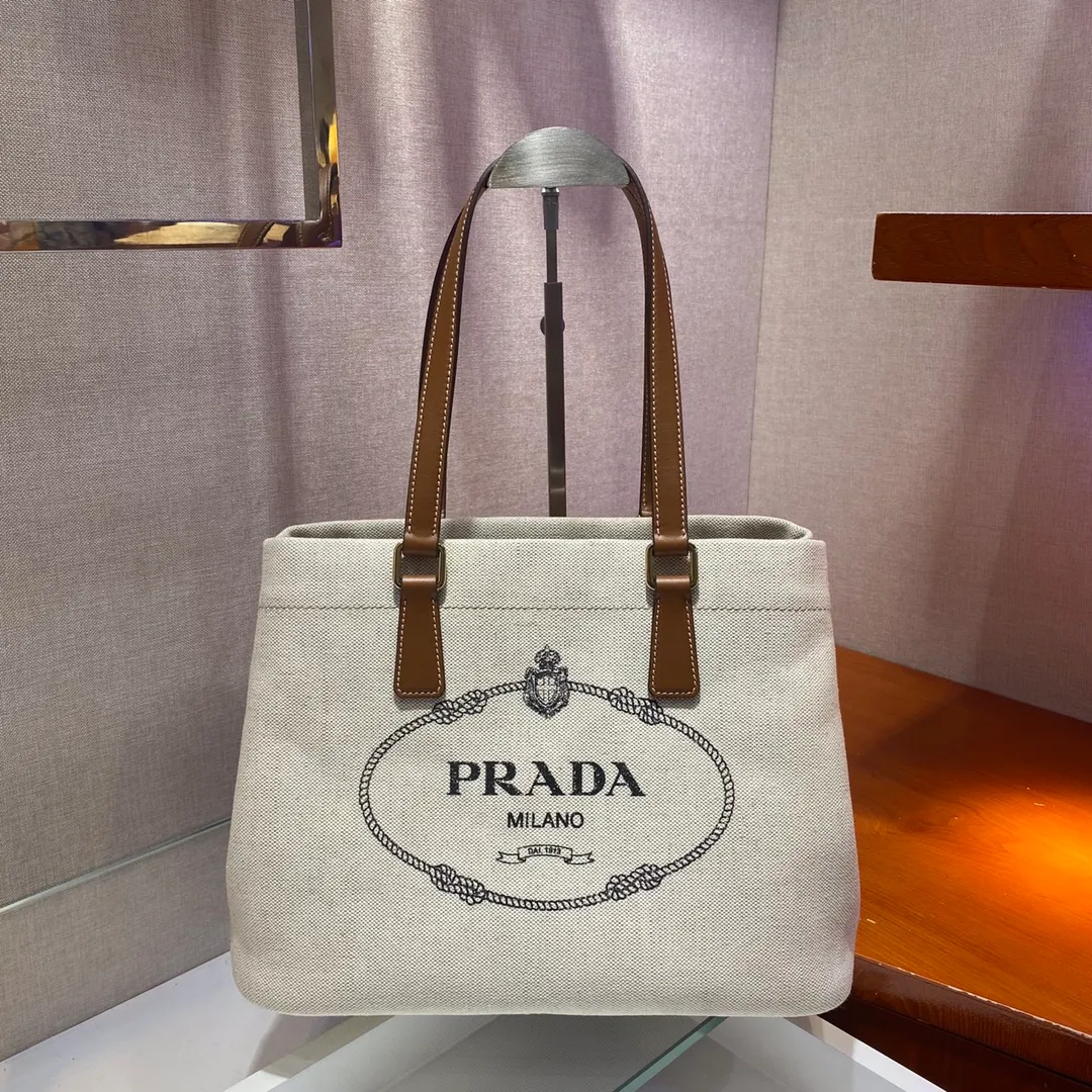 💰1100🎉New shopping bag🎉1BG356🎉The latest early autumn canvas hand shoulder bag with iconic logo pattern on the front, contrasting leather and imported canvas design looks extremely fashionable😘😘Thick and stiff shape, the bag mouth can be opened on both sides, and it can instantly change into another style👍It is not only large in capacity, light and wear-resistant , hurry up and get it, beauties💪💪 Size: length 33 height 24 bottom 13cm