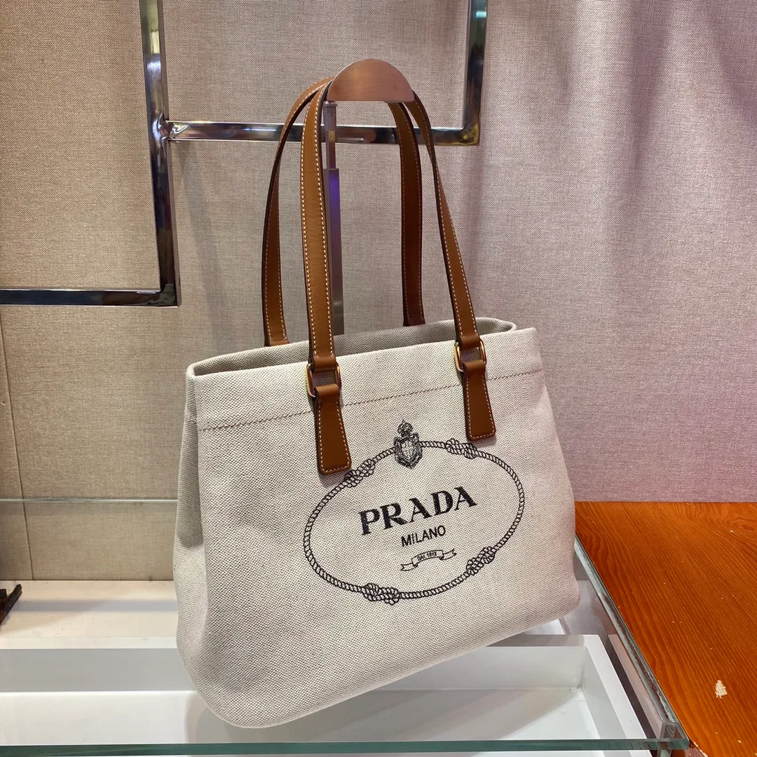 💰1100🎉New shopping bag🎉1BG356🎉The latest early autumn canvas hand shoulder bag with iconic logo pattern on the front, contrasting leather and imported canvas design looks extremely fashionable😘😘Thick and stiff shape, the bag mouth can be opened on both sides, and it can instantly change into another style👍It is not only large in capacity, light and wear-resistant , hurry up and get it, beauties💪💪 Size: length 33 height 24 bottom 13cm