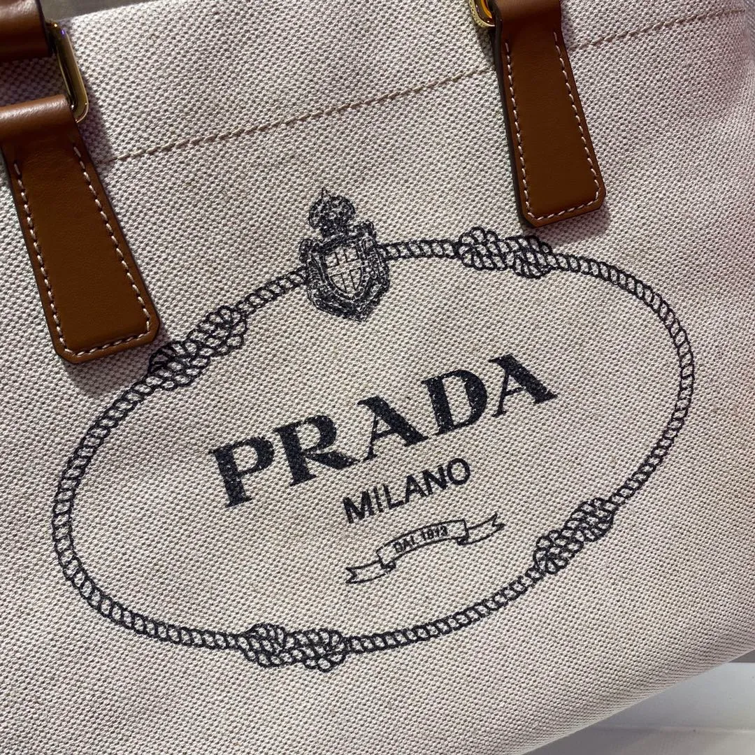 💰1100🎉New shopping bag🎉1BG356🎉The latest early autumn canvas hand shoulder bag with iconic logo pattern on the front, contrasting leather and imported canvas design looks extremely fashionable😘😘Thick and stiff shape, the bag mouth can be opened on both sides, and it can instantly change into another style👍It is not only large in capacity, light and wear-resistant , hurry up and get it, beauties💪💪 Size: length 33 height 24 bottom 13cm