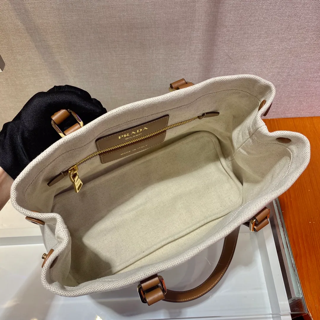 💰1100🎉New shopping bag🎉1BG356🎉The latest early autumn canvas hand shoulder bag with iconic logo pattern on the front, contrasting leather and imported canvas design looks extremely fashionable😘😘Thick and stiff shape, the bag mouth can be opened on both sides, and it can instantly change into another style👍It is not only large in capacity, light and wear-resistant , hurry up and get it, beauties💪💪 Size: length 33 height 24 bottom 13cm