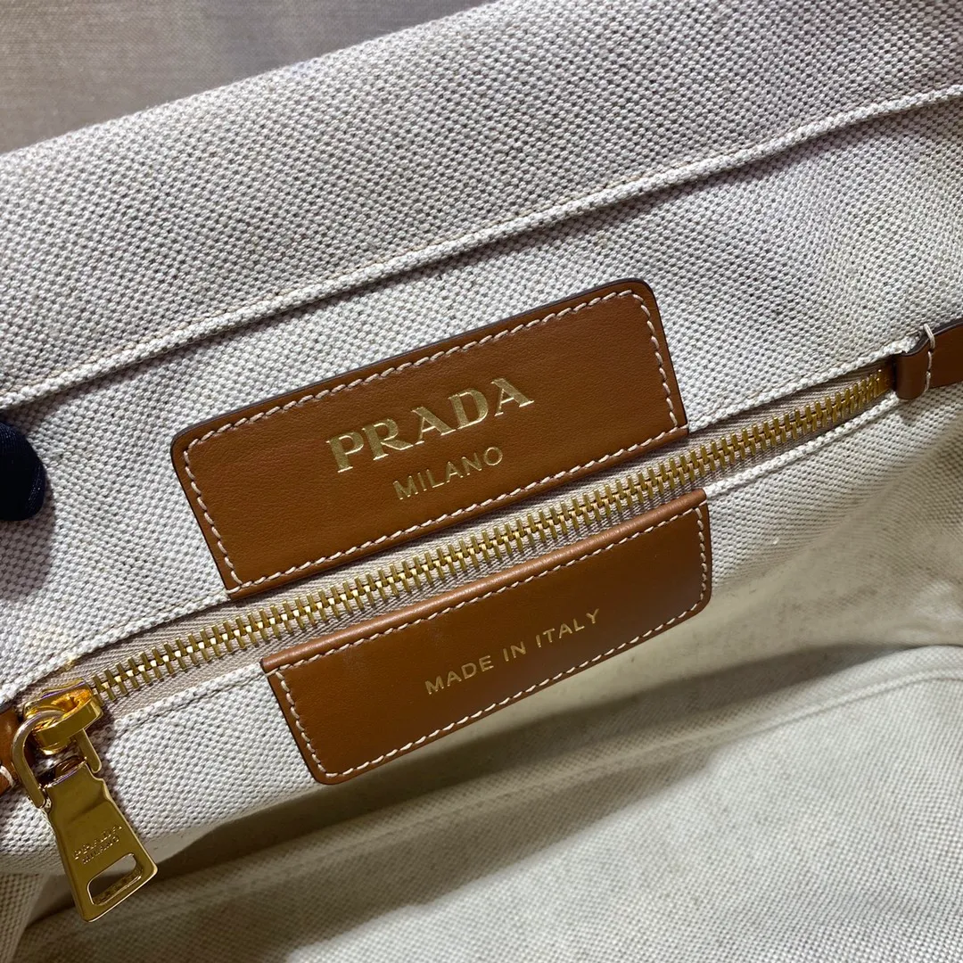 💰1100🎉New shopping bag🎉1BG356🎉The latest early autumn canvas hand shoulder bag with iconic logo pattern on the front, contrasting leather and imported canvas design looks extremely fashionable😘😘Thick and stiff shape, the bag mouth can be opened on both sides, and it can instantly change into another style👍It is not only large in capacity, light and wear-resistant , hurry up and get it, beauties💪💪 Size: length 33 height 24 bottom 13cm