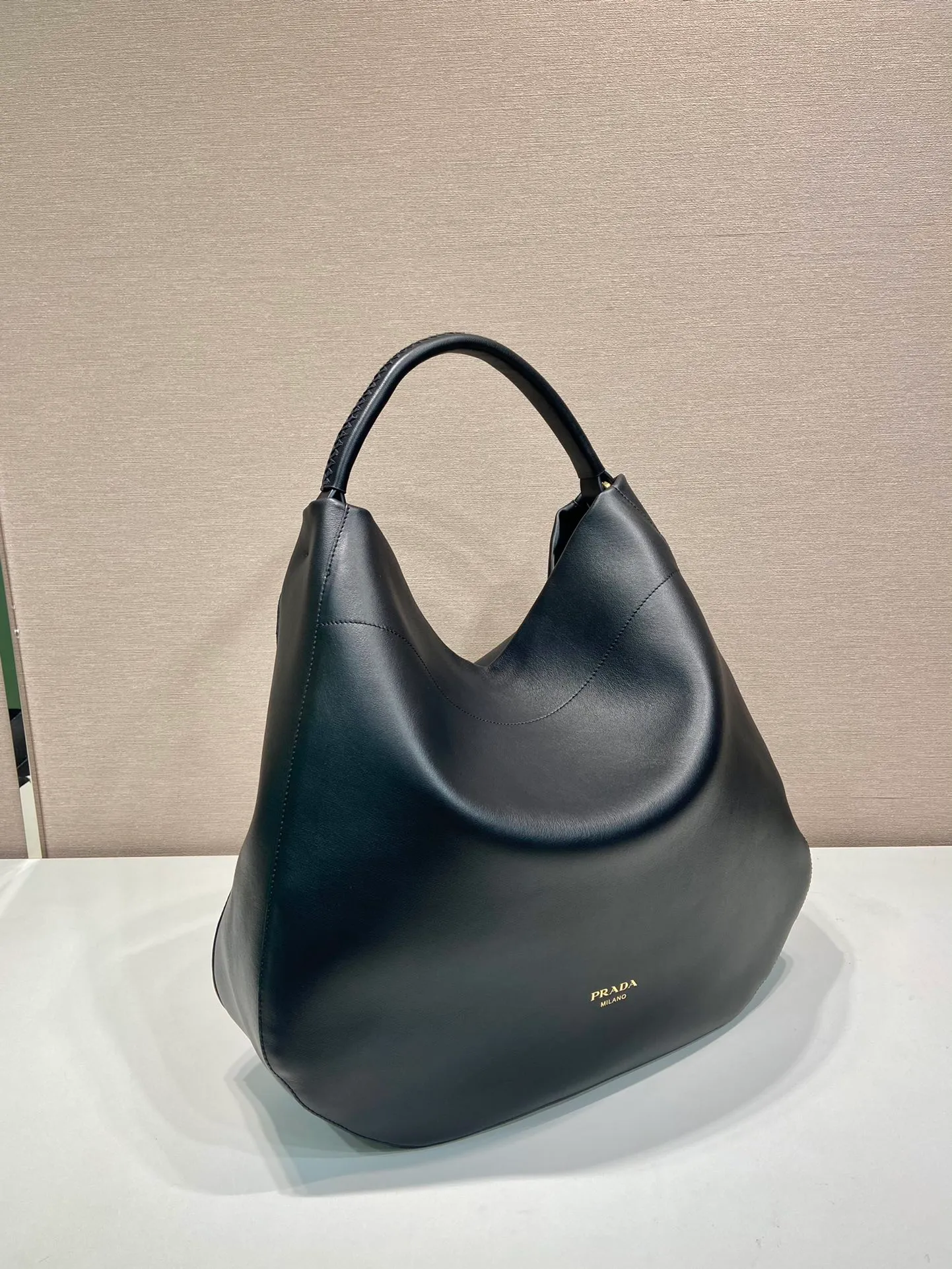 💰2060🎉New tote bag🎉1BC219🎉🎉 This shoulder bag with ample capacity is made of imported cowhide and has a practical and exquisite design. The style is versatile, the texture is ultra-soft, and it features a magnetic closure and gleaming metal hardware. The front is embossed with a letter logo, simple yet elegant. The upper body effect is very elegant, a must-have for babies in autumn and winter. Get it now! Length 45.5x Height 43x Bottom 11cm🎉🎉🎉👏👏👏