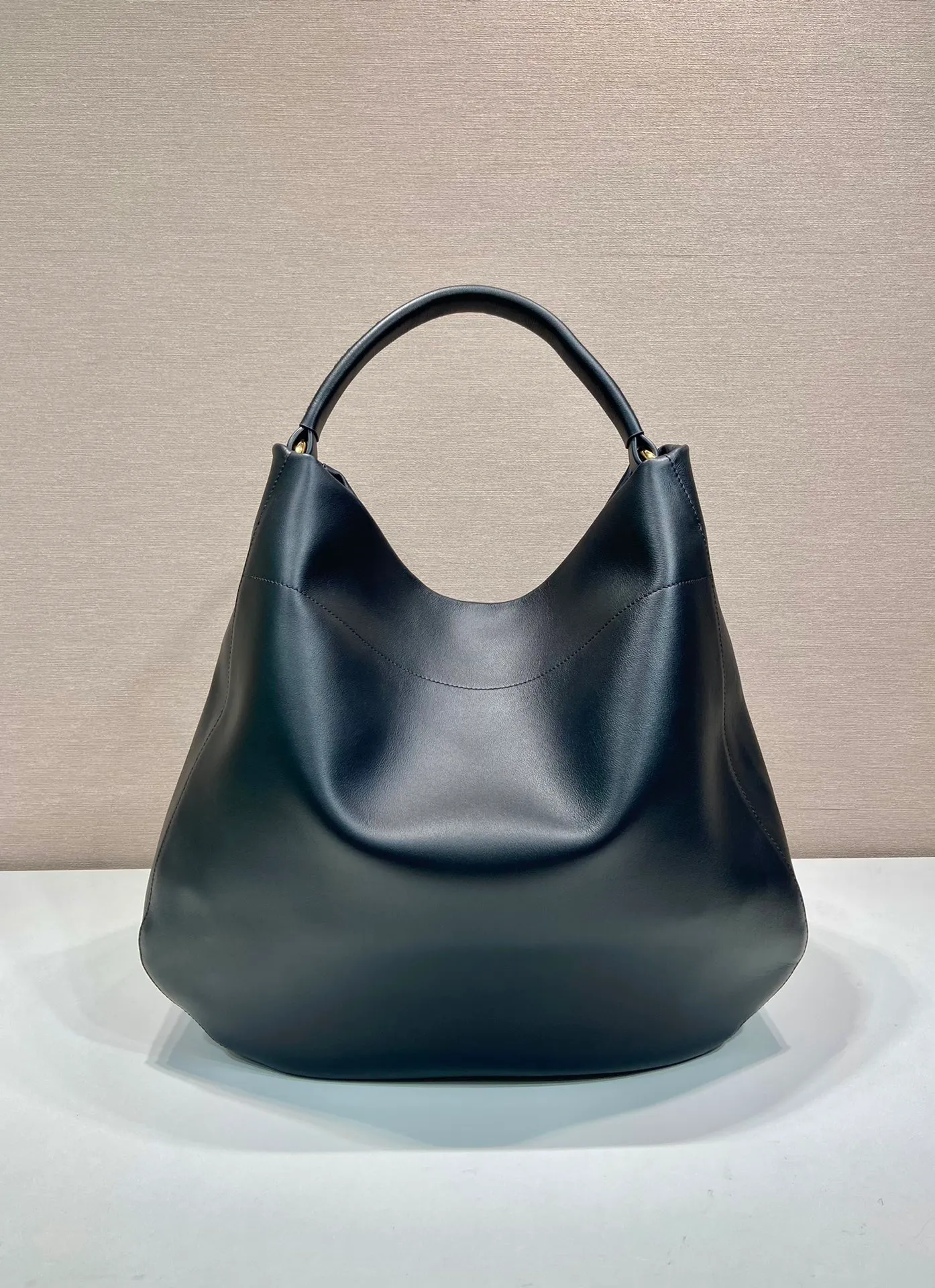 💰2060🎉New tote bag🎉1BC219🎉🎉 This shoulder bag with ample capacity is made of imported cowhide and has a practical and exquisite design. The style is versatile, the texture is ultra-soft, and it features a magnetic closure and gleaming metal hardware. The front is embossed with a letter logo, simple yet elegant. The upper body effect is very elegant, a must-have for babies in autumn and winter. Get it now! Length 45.5x Height 43x Bottom 11cm🎉🎉🎉👏👏👏
