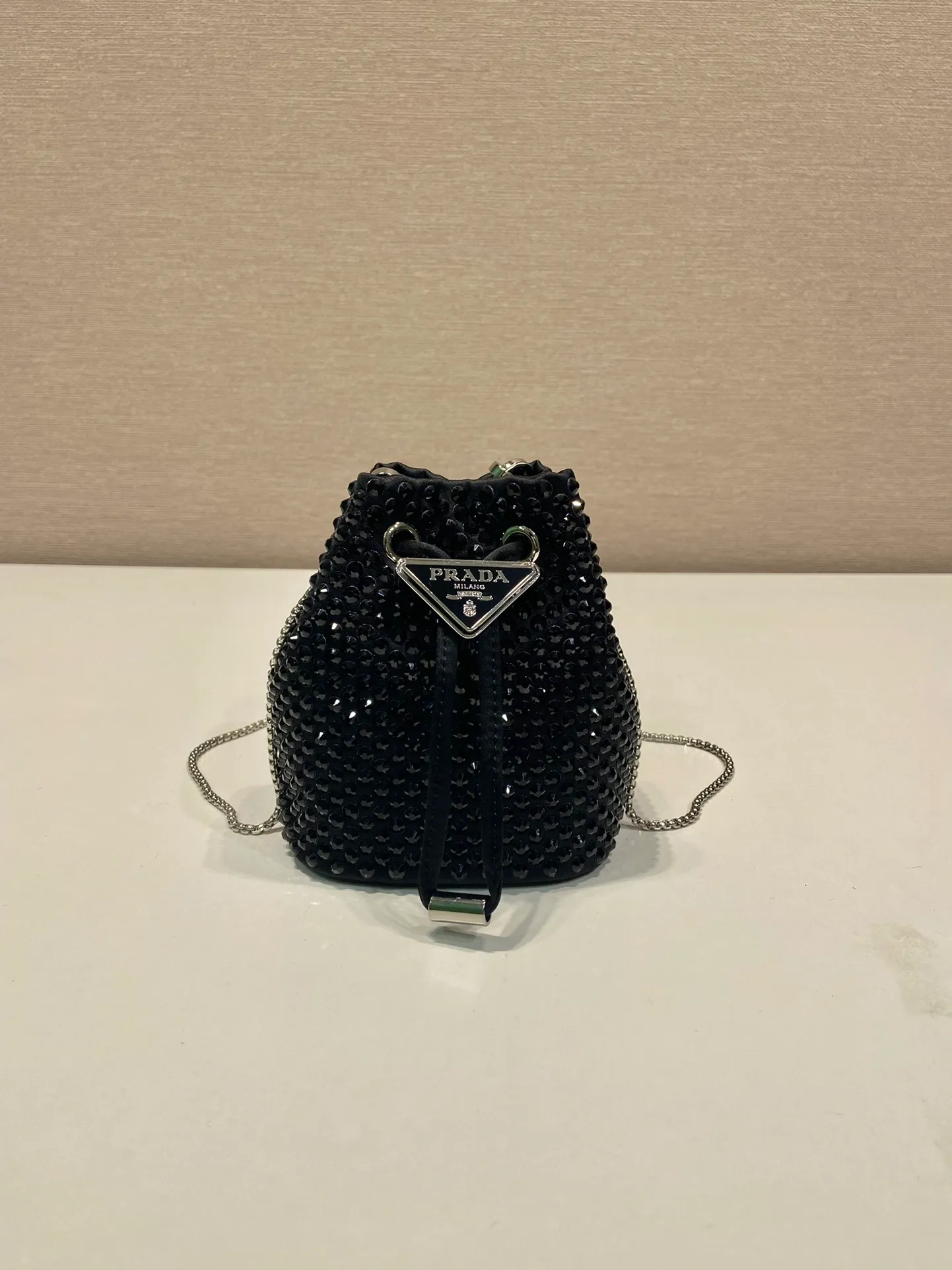 💰920🎉Crystal mini bucket🎉1NR016 new color🎉🎉 This mini bucket is made of a combination of imported imitation crystal and satin materials, with an enamel-coated metal triangle logo decorative opening and closing design. Metal iron can be spanned diagonally. So cute😍, the effect of bling bling is very eye-catching, so cute and cool, don’t you feel excited😙😙, beauties. Get it now. So beautiful and cute😋😋 Length 10x height 12x base 7cm🎉🎉🎉👏👏👏