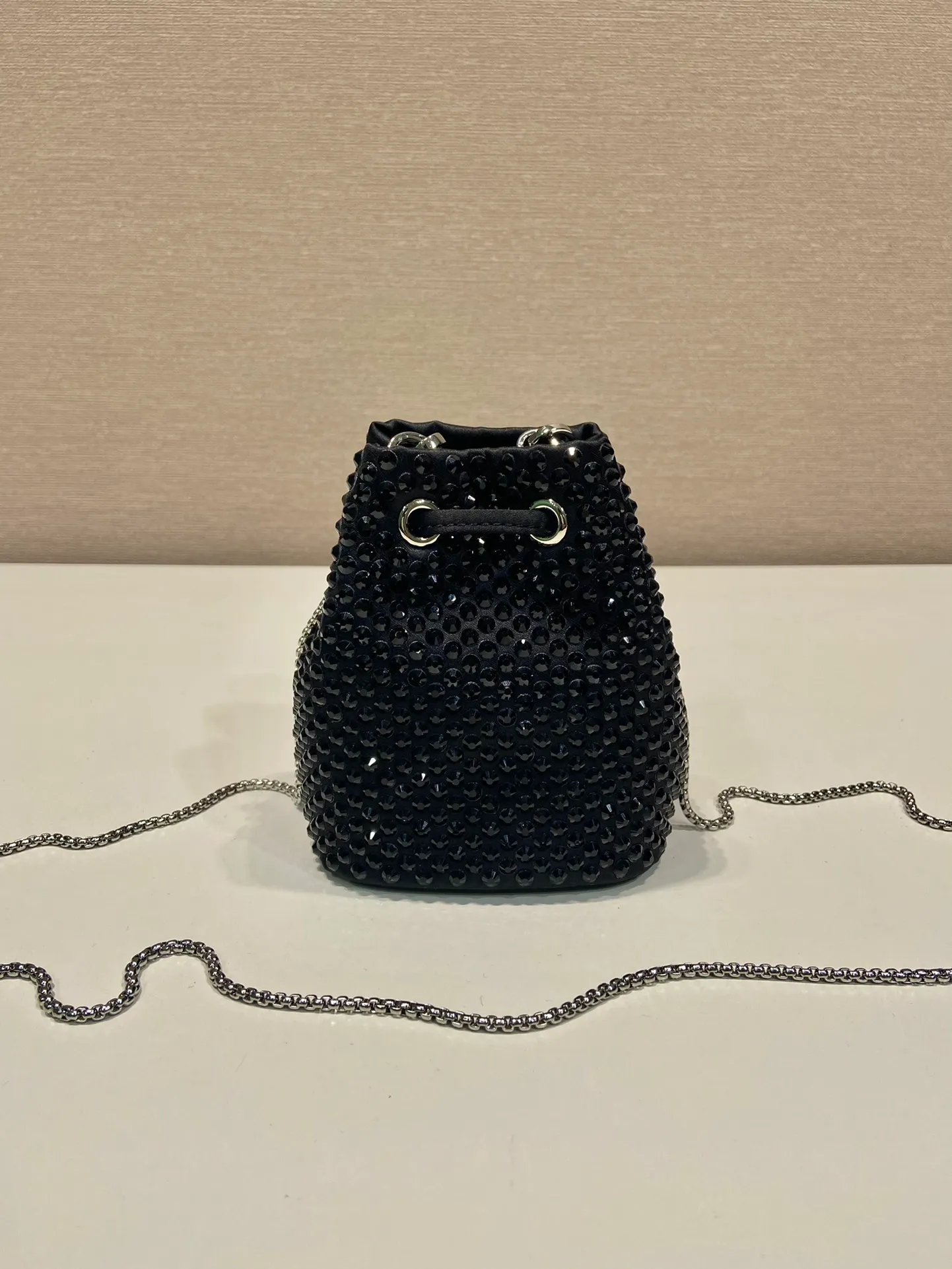 💰920🎉Crystal mini bucket🎉1NR016 new color🎉🎉 This mini bucket is made of a combination of imported imitation crystal and satin materials, with an enamel-coated metal triangle logo decorative opening and closing design. Metal iron can be spanned diagonally. So cute😍, the effect of bling bling is very eye-catching, so cute and cool, don’t you feel excited😙😙, beauties. Get it now. So beautiful and cute😋😋 Length 10x height 12x base 7cm🎉🎉🎉👏👏👏