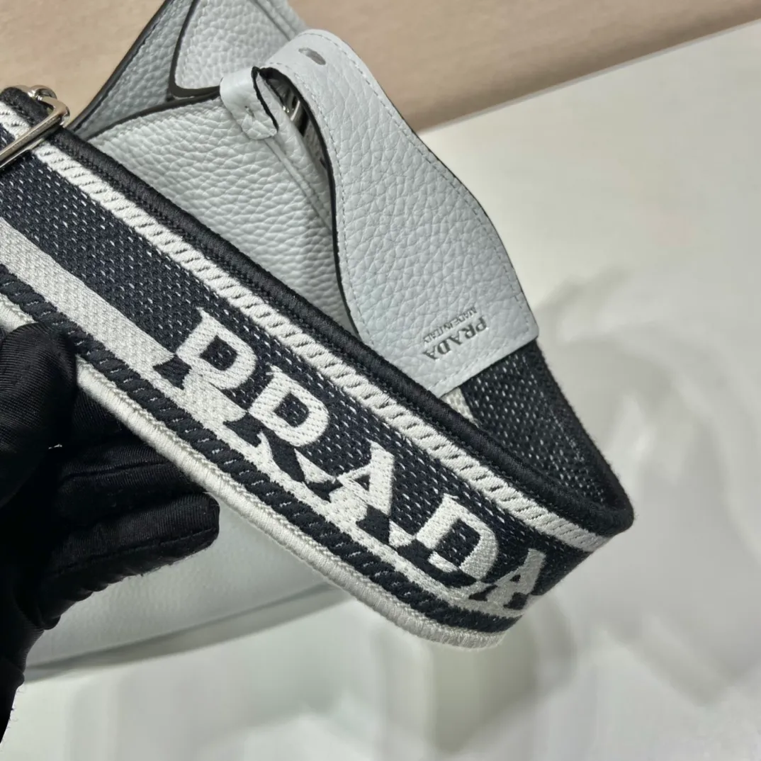 💰1840👏New fabric cross-body bag👏1BC073/large tote bag This leather mini shoulder bag has a simple design. A metallic triangle logo on the front adds signature tone. Equipped with detachable/adjustable logo printed webbing, the upper body effect is very beautiful😘😘highlighting its modern style. High fashion is the main fashion for daily matching. Hurry up and get it, it’s so beautiful👏👏 Length 30xH 28xH 12cm👏👏👏😘😘😘