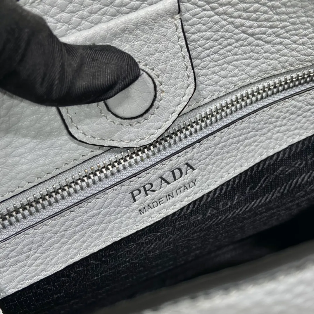 💰1840👏New fabric cross-body bag👏1BC073/large tote bag This leather mini shoulder bag has a simple design. A metallic triangle logo on the front adds signature tone. Equipped with detachable/adjustable logo printed webbing, the upper body effect is very beautiful😘😘highlighting its modern style. High fashion is the main fashion for daily matching. Hurry up and get it, it’s so beautiful👏👏 Length 30xH 28xH 12cm👏👏👏😘😘😘